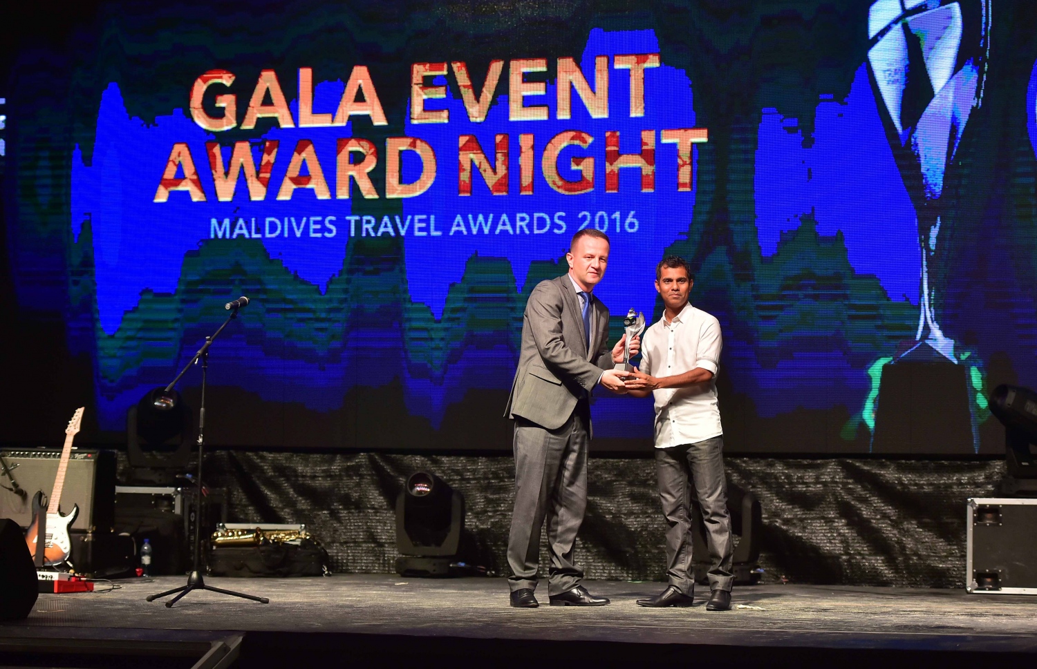 އޮޅުވެލި ރިސޯޓު: ނޮވެމްބަރު 20، 2016- ރާއްޖޭގެ ޓޫރިޒަމްގެ ސިނާއަތުގައި ދޭ އެންމެ ބޮޑު އަދި އެންމެ ޝަރަފްވެރި އެވޯޑް ކަމަށްވާ މޯލްޑިވްސް ޓްރެވަލް އެވޯޑްސް ހަފްލާގައި އެވޯޑް ލިބުން ފަރާތަކަށް އެވޯޑް ހަވާލު ކުރަނީ: ‎މަޓާޓޯ ޓްރެވަލް އެވޯޑަކީ ރާއްޖޭގެ ޓޫރިޒަމް ދާއިރާ ތަރައްގީކޮށް ކުރިއަރުވަން މަސައްކަތް ކުރާ އަދި ރާއްޖެ އާއި ރާއްޖޭން ބޭރުން އެ ދާއިރާ އިން ހޮވޭ ފަރާތްތަކަށް ދޭ އެވޯޑެއް. މިއީ މި އެވޯޑް ދޭ ފަސްވަނަ އަހަރު.---ފޮޓޯ: މުހައްމަދު ޝަރުހާން/މިހާރު