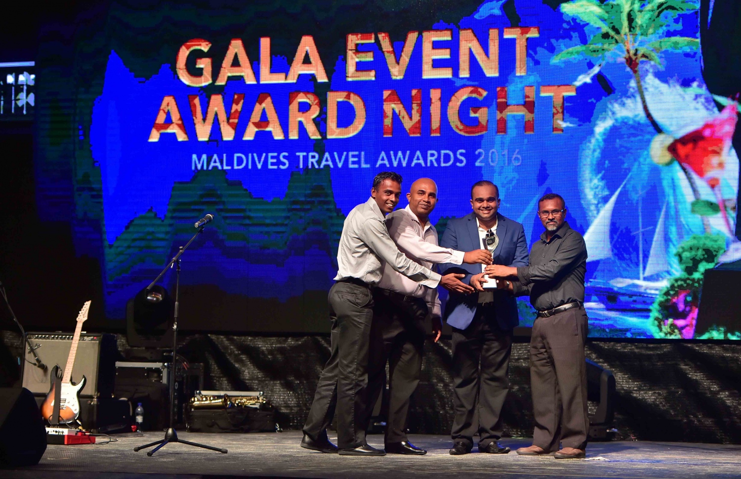 އޮޅުވެލި ރިސޯޓު: ނޮވެމްބަރު 20، 2016- ރާއްޖޭގެ ޓޫރިޒަމްގެ ސިނާއަތުގައި ދޭ އެންމެ ބޮޑު އަދި އެންމެ ޝަރަފްވެރި އެވޯޑް ކަމަށްވާ މޯލްޑިވްސް ޓްރެވަލް އެވޯޑްސް ހަފްލާގައި އެވޯޑް ލިބުން ފަރާތަކަށް އެވޯޑް ހަވާލު ކުރަނީ: ‎މަޓާޓޯ ޓްރެވަލް އެވޯޑަކީ ރާއްޖޭގެ ޓޫރިޒަމް ދާއިރާ ތަރައްގީކޮށް ކުރިއަރުވަން މަސައްކަތް ކުރާ އަދި ރާއްޖެ އާއި ރާއްޖޭން ބޭރުން އެ ދާއިރާ އިން ހޮވޭ ފަރާތްތަކަށް ދޭ އެވޯޑެއް. މިއީ މި އެވޯޑް ދޭ ފަސްވަނަ އަހަރު.---ފޮޓޯ: މުހައްމަދު ޝަރުހާން/މިހާރު