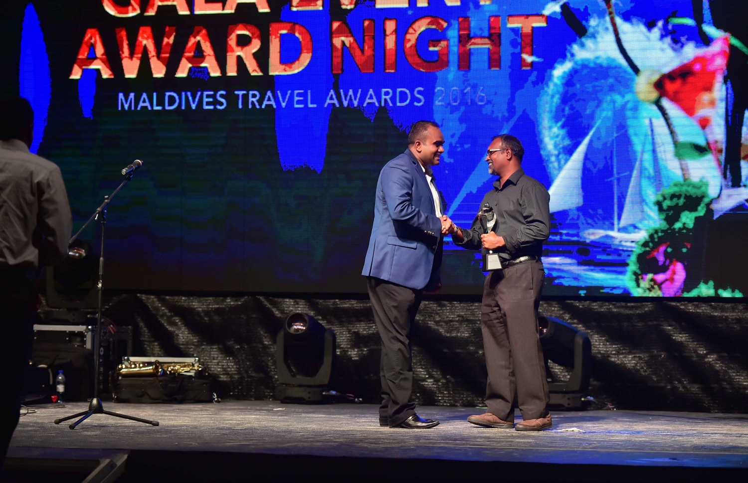 އޮޅުވެލި ރިސޯޓު: ނޮވެމްބަރު 20، 2016- ރާއްޖޭގެ ޓޫރިޒަމްގެ ސިނާއަތުގައި ދޭ އެންމެ ބޮޑު އަދި އެންމެ ޝަރަފްވެރި އެވޯޑް ކަމަށްވާ މޯލްޑިވްސް ޓްރެވަލް އެވޯޑްސް ހަފްލާގައި އެވޯޑް ލިބުން ފަރާތަކަށް އެވޯޑް ހަވާލު ކުރަނީ: ‎މަޓާޓޯ ޓްރެވަލް އެވޯޑަކީ ރާއްޖޭގެ ޓޫރިޒަމް ދާއިރާ ތަރައްގީކޮށް ކުރިއަރުވަން މަސައްކަތް ކުރާ އަދި ރާއްޖެ އާއި ރާއްޖޭން ބޭރުން އެ ދާއިރާ އިން ހޮވޭ ފަރާތްތަކަށް ދޭ އެވޯޑެއް. މިއީ މި އެވޯޑް ދޭ ފަސްވަނަ އަހަރު.---ފޮޓޯ: މުހައްމަދު ޝަރުހާން/މިހާރު