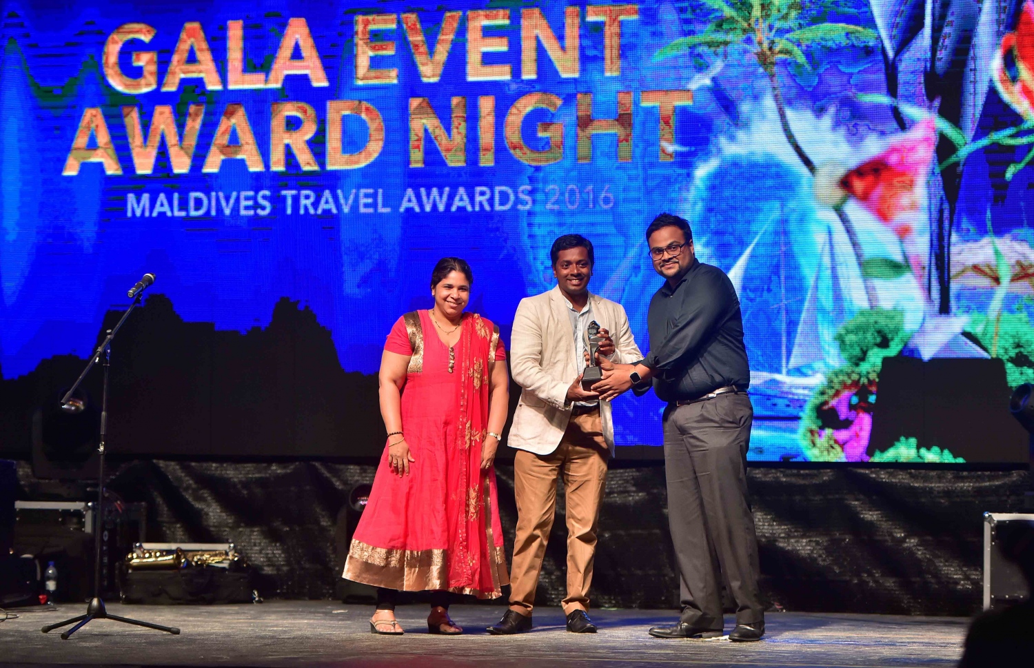 އޮޅުވެލި ރިސޯޓު: ނޮވެމްބަރު 20، 2016- ރާއްޖޭގެ ޓޫރިޒަމްގެ ސިނާއަތުގައި ދޭ އެންމެ ބޮޑު އަދި އެންމެ ޝަރަފްވެރި އެވޯޑް ކަމަށްވާ މޯލްޑިވްސް ޓްރެވަލް އެވޯޑްސް ހަފްލާގައި އެވޯޑް ލިބުން ފަރާތަކަށް އެވޯޑް ހަވާލު ކުރަނީ: ‎މަޓާޓޯ ޓްރެވަލް އެވޯޑަކީ ރާއްޖޭގެ ޓޫރިޒަމް ދާއިރާ ތަރައްގީކޮށް ކުރިއަރުވަން މަސައްކަތް ކުރާ އަދި ރާއްޖެ އާއި ރާއްޖޭން ބޭރުން އެ ދާއިރާ އިން ހޮވޭ ފަރާތްތަކަށް ދޭ އެވޯޑެއް. މިއީ މި އެވޯޑް ދޭ ފަސްވަނަ އަހަރު.---ފޮޓޯ: މުހައްމަދު ޝަރުހާން/މިހާރު