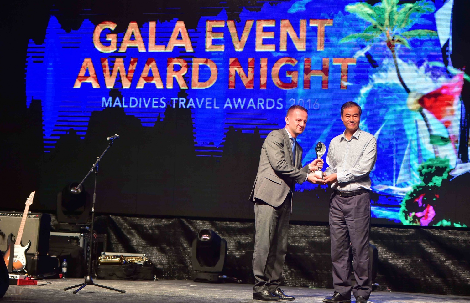 އޮޅުވެލި ރިސޯޓު: ނޮވެމްބަރު 20، 2016- ރާއްޖޭގެ ޓޫރިޒަމްގެ ސިނާއަތުގައި ދޭ އެންމެ ބޮޑު އަދި އެންމެ ޝަރަފްވެރި އެވޯޑް ކަމަށްވާ މޯލްޑިވްސް ޓްރެވަލް އެވޯޑްސް ހަފްލާގައި އެވޯޑް ލިބުން ފަރާތަކަށް އެވޯޑް ހަވާލު ކުރަނީ: ‎މަޓާޓޯ ޓްރެވަލް އެވޯޑަކީ ރާއްޖޭގެ ޓޫރިޒަމް ދާއިރާ ތަރައްގީކޮށް ކުރިއަރުވަން މަސައްކަތް ކުރާ އަދި ރާއްޖެ އާއި ރާއްޖޭން ބޭރުން އެ ދާއިރާ އިން ހޮވޭ ފަރާތްތަކަށް ދޭ އެވޯޑެއް. މިއީ މި އެވޯޑް ދޭ ފަސްވަނަ އަހަރު.---ފޮޓޯ: މުހައްމަދު ޝަރުހާން/މިހާރު