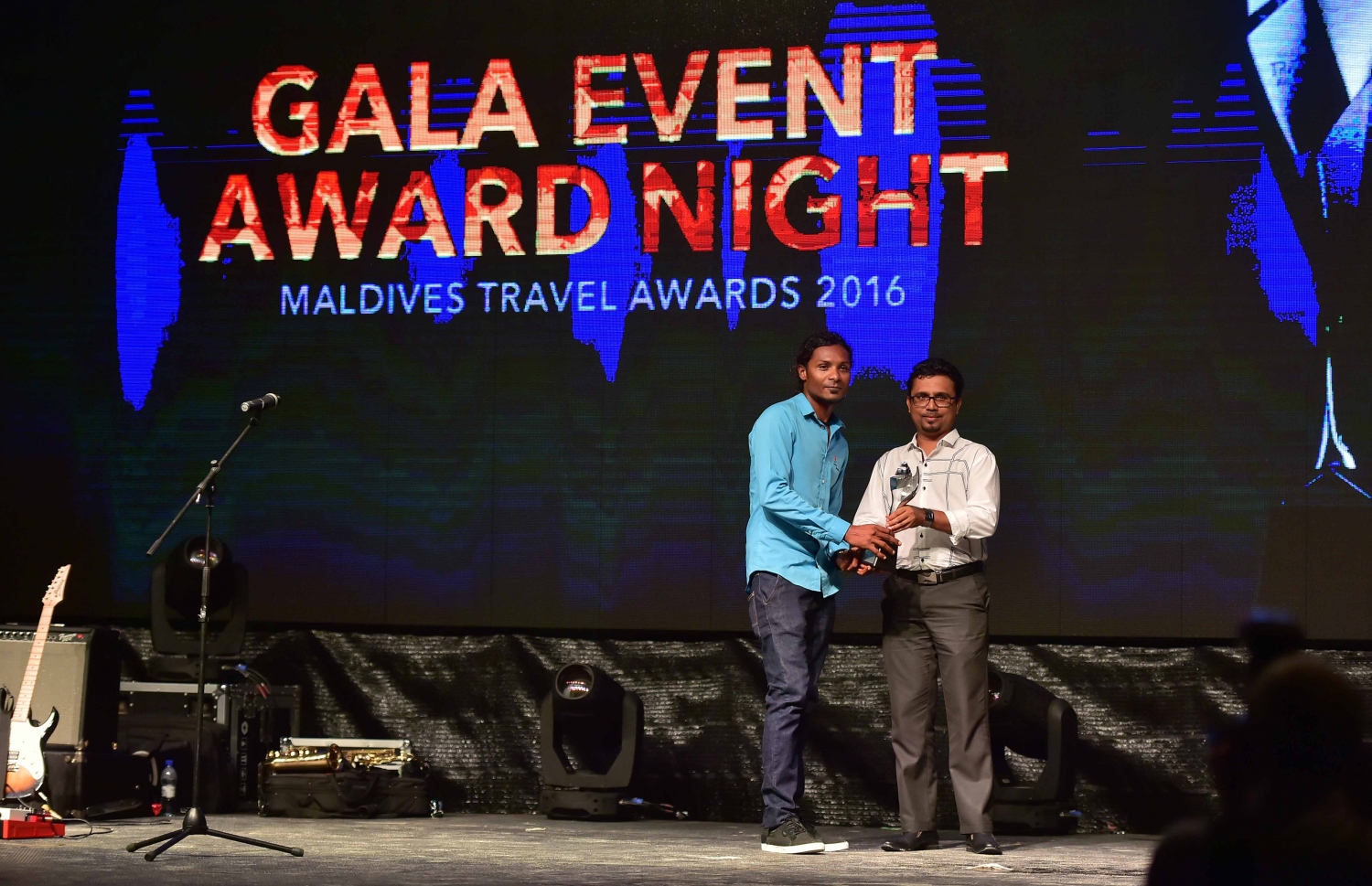 އޮޅުވެލި ރިސޯޓު: ނޮވެމްބަރު 20، 2016- ރާއްޖޭގެ ޓޫރިޒަމްގެ ސިނާއަތުގައި ދޭ އެންމެ ބޮޑު އަދި އެންމެ ޝަރަފްވެރި އެވޯޑް ކަމަށްވާ މޯލްޑިވްސް ޓްރެވަލް އެވޯޑްސް ހަފްލާގައި އެވޯޑް ލިބުން ފަރާތަކަށް އެވޯޑް ހަވާލު ކުރަނީ: ‎މަޓާޓޯ ޓްރެވަލް އެވޯޑަކީ ރާއްޖޭގެ ޓޫރިޒަމް ދާއިރާ ތަރައްގީކޮށް ކުރިއަރުވަން މަސައްކަތް ކުރާ އަދި ރާއްޖެ އާއި ރާއްޖޭން ބޭރުން އެ ދާއިރާ އިން ހޮވޭ ފަރާތްތަކަށް ދޭ އެވޯޑެއް. މިއީ މި އެވޯޑް ދޭ ފަސްވަނަ އަހަރު.---ފޮޓޯ: މުހައްމަދު ޝަރުހާން/މިހާރު