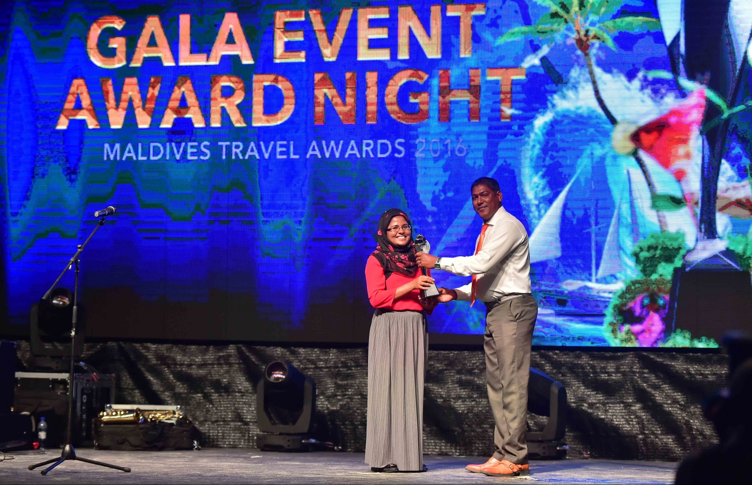 އޮޅުވެލި ރިސޯޓު: ނޮވެމްބަރު 20، 2016- ރާއްޖޭގެ ޓޫރިޒަމްގެ ސިނާއަތުގައި ދޭ އެންމެ ބޮޑު އަދި އެންމެ ޝަރަފްވެރި އެވޯޑް ކަމަށްވާ މޯލްޑިވްސް ޓްރެވަލް އެވޯޑްސް ހަފްލާގައި އެވޯޑް ލިބުން ފަރާތަކަށް އެވޯޑް ހަވާލު ކުރަނީ: ‎މަޓާޓޯ ޓްރެވަލް އެވޯޑަކީ ރާއްޖޭގެ ޓޫރިޒަމް ދާއިރާ ތަރައްގީކޮށް ކުރިއަރުވަން މަސައްކަތް ކުރާ އަދި ރާއްޖެ އާއި ރާއްޖޭން ބޭރުން އެ ދާއިރާ އިން ހޮވޭ ފަރާތްތަކަށް ދޭ އެވޯޑެއް. މިއީ މި އެވޯޑް ދޭ ފަސްވަނަ އަހަރު.---ފޮޓޯ: މުހައްމަދު ޝަރުހާން/މިހާރު