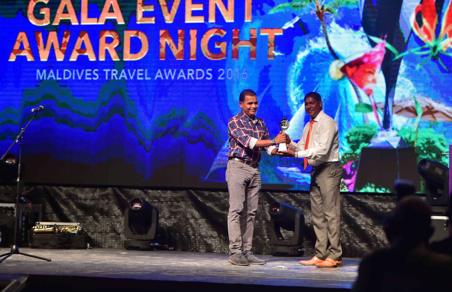 މިދިޔަ އަހަރުގެ މޯލްޑިވްސް ޓްރެވަލް އެވޯޑްސް ގެ "ގާލާ ނައިޓް" އިވެންޓް ގައި އިނާމުތައް ދެނީ ----- މިހާރު ފޮޓޯ