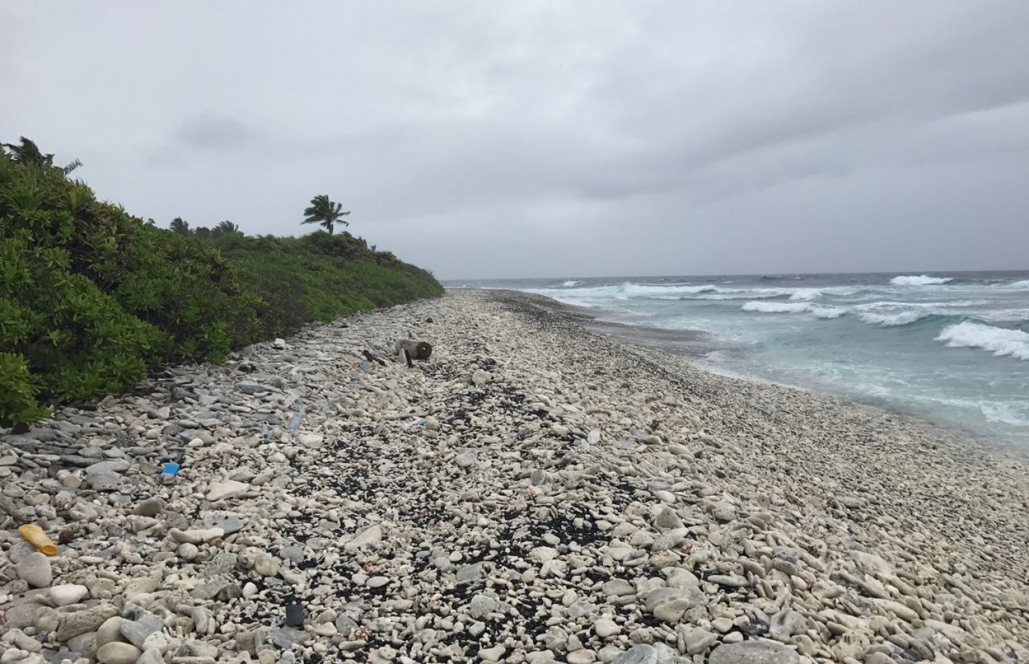 ފުވައްމުލަކު ފަރަށް އެރި ބޯޓުން އުކާލި ހިލަތައް ގޮނޑުދޮށަށް ލައްގާފައި. ފޮޓޯ: އަބްދުﷲ ޖަމީލު /މިހާރު