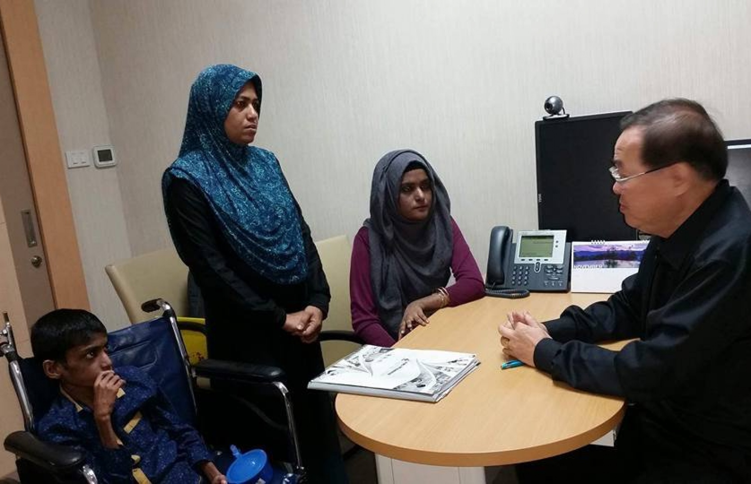 ބެންކޮކް ހޮސްޕިޓަލުގައި ޒާހިލް އޭނާގެ މަންމަ އަދި ދައްތައާ އެކު ޑޮކްޓަރާ ބައްދަލުކުރަނީ