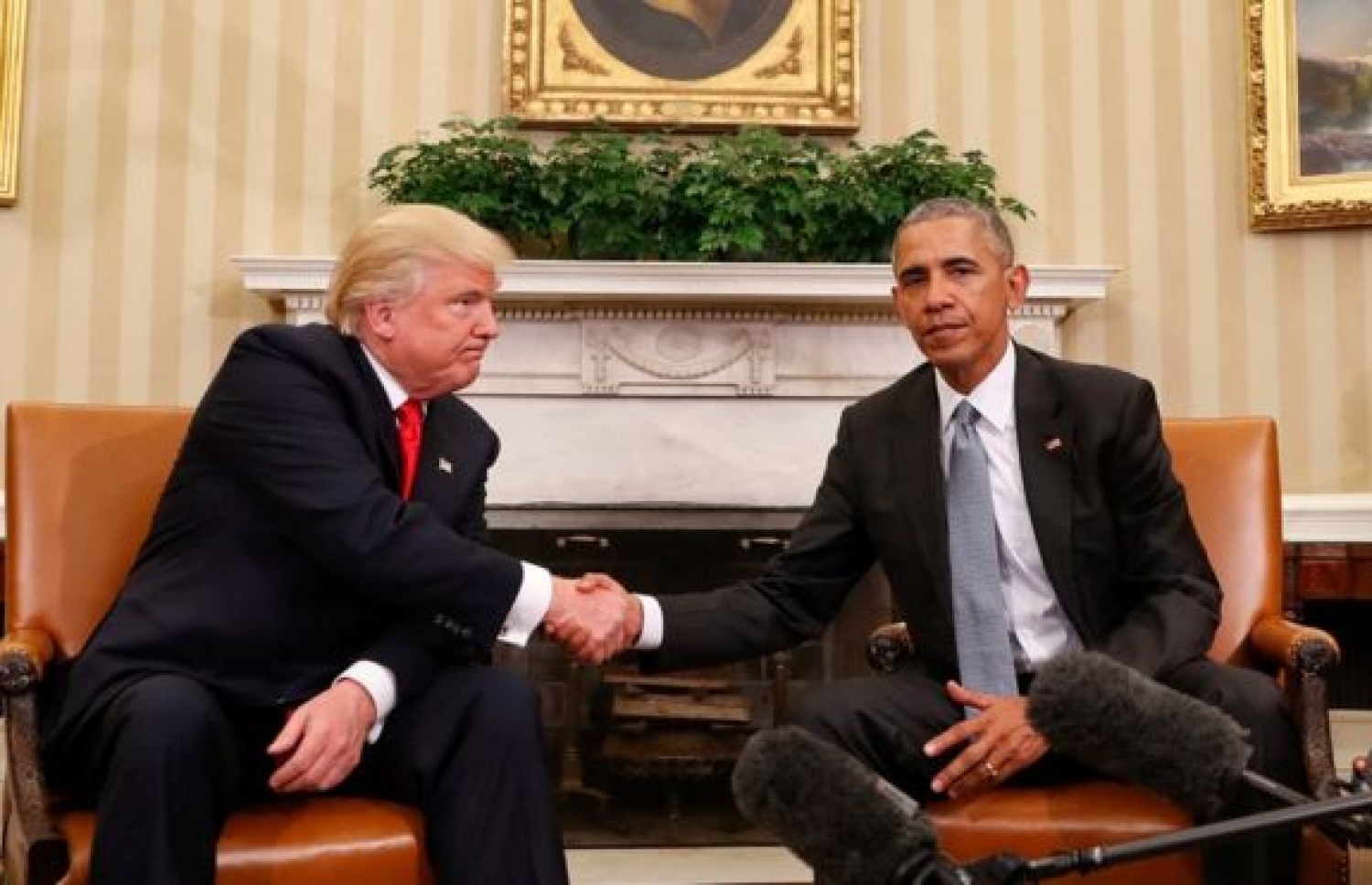 އިންތިޚާބު ކާމިޔާބު ކުރުމާ ގުޅިގެން ރައީސް އޮބާމާ (ކ) ވައިޓް ހައުސްގައި ޓްރަމްޕާ ބައްދަލު ކުރައްވަނީ. --ފޮޓޯ:އޭޕީ