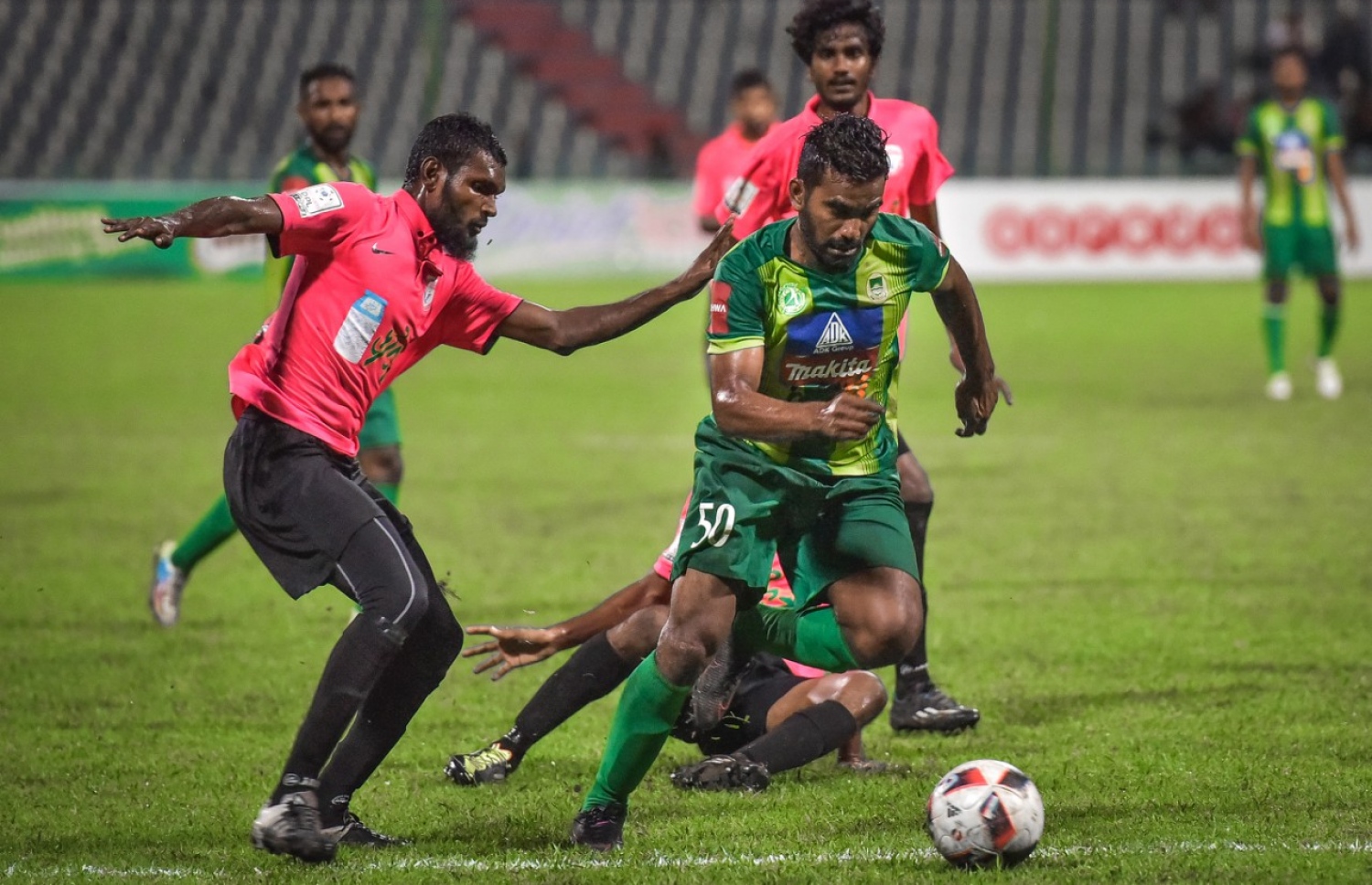 ޔުނައިޓެޑް ވިކްޓަރީގެ ޝުވައިބު (ވ) ކައިިރިން ދަގަނޑޭ ބޯޅަ ހިފައިގެންދަނީ.-- ފޮޓޯ: ނިޝާން އަލީ/ މިހާރު