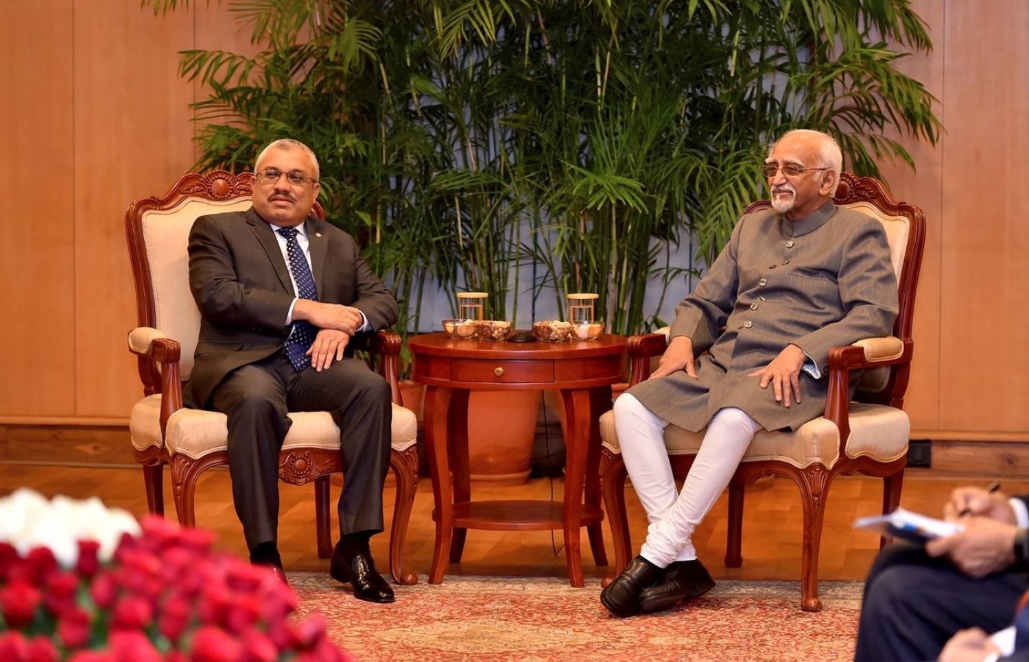 ރާއްޖޭގެ ނައިބު ރައީސް ޖިހާދު، އިންޑިއާގެ ނައިބު ރައީސް ހާމިދު އަންސާރީއާ މިރޭ ބައްދަލުކުރައްވަނީ.---ފޮޓޯ: ރައީސް އޮފީސް