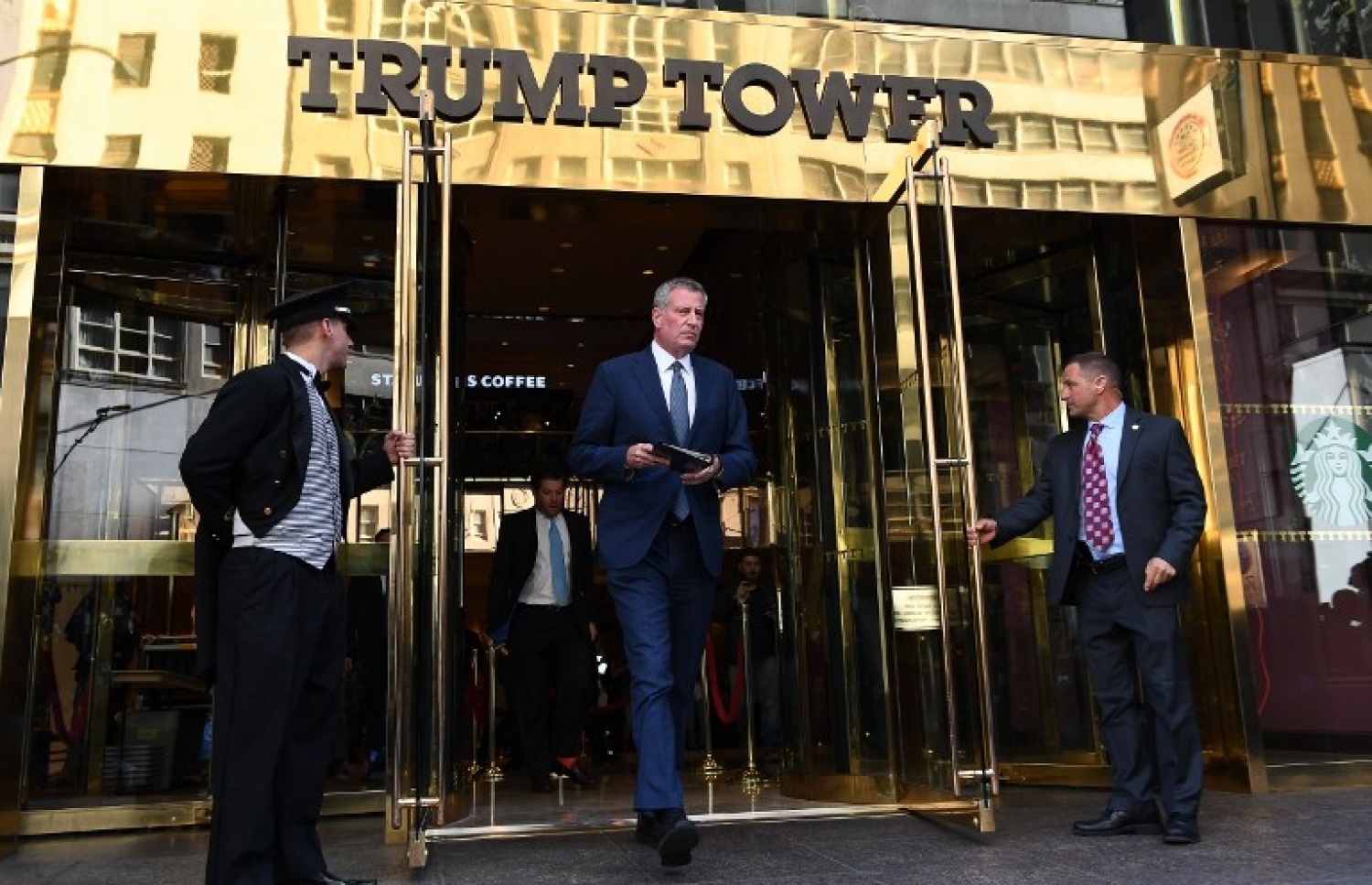 ނިއު ޔޯކް ސިޓީގެ މޭޔަރު ޑި ބްލާސިއޯ ޓްރަމްޕް ޓަވަރުން ނުކުމެވަޑައިގަންނަވަނީ. --ފޮޓޯ:އޭއެފްޕީ