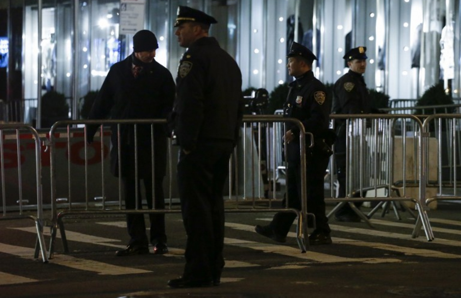 ޓްރަމްޕް، ޓަވަރަށް ވަޑައިގަންނަވާ އިރު ގާޑުން ސެކިއުރިޓީ ދެނީ. --ފޮޓޯ:އޭއެފްޕީ