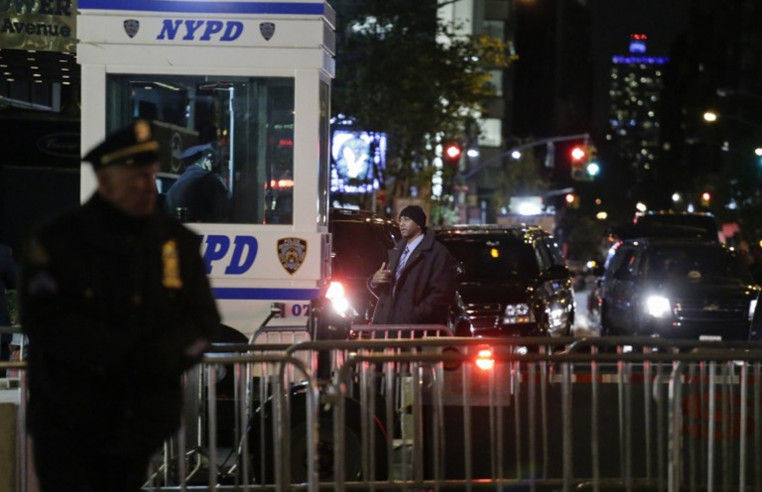 ޓްރަމްޕް، ޓަވަރަށް ވަޑައިގަންނަވާ އިރު ގާޑުން ސެކިއުރިޓީ ދެނީ. --ފޮޓޯ:އޭއެފްޕީ