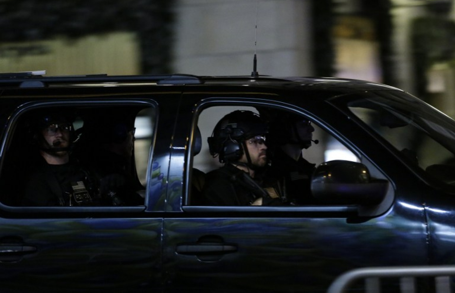 ޓްރަމްޕް، ޓަވަރަށް ވަޑައިގަންނަވާ އިރު ގާޑުން ސެކިއުރިޓީ ދެނީ. --ފޮޓޯ:އޭއެފްޕީ