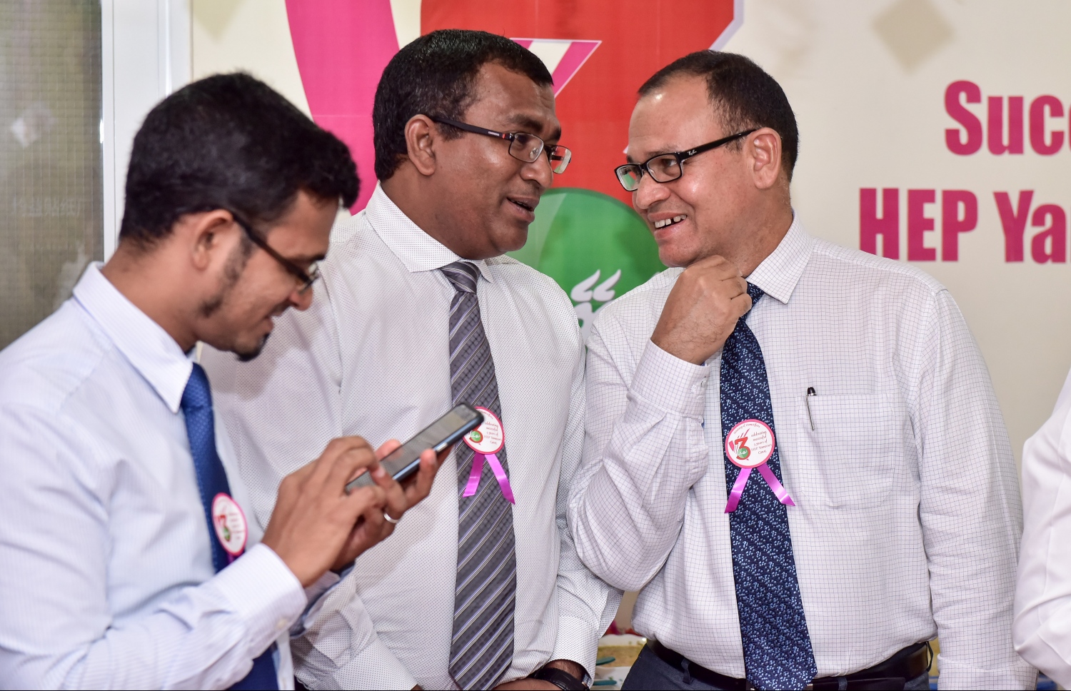 ޒުހޫރު (މ) ފިނޭންސް މިނިސްޓަރު މުނައްވަރު އަދި ޑިފެންސް މިނިސްޓަރު އާދަމް ޝަރީފާ އެކު.---ފޮޓޯ: ނިޝާން އަލީ/މިހާރު