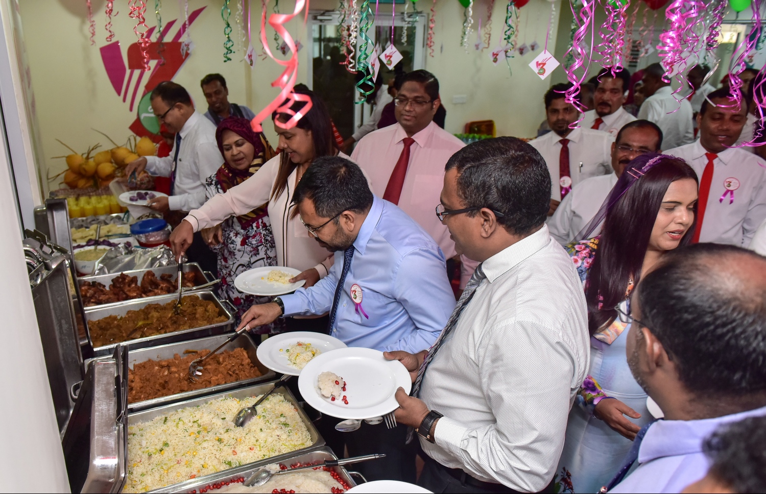 ސަރުކާރަށް ތިން އަހަރު ފުރުން ފާހަގަކުރަން ހޯމް މިނިސްޓްރީން ބޭއްވި ހަފުލާގައި ވަޒީރުންނާއި އެ މިނިސްޓްރީގެ އިސް ބައެއް ވެރިން ބައިވެރިވެވަޑައިގަންނަވަނީ. --ފޮޓޯ: ނިޝާން އަލީ/ މިހާރު