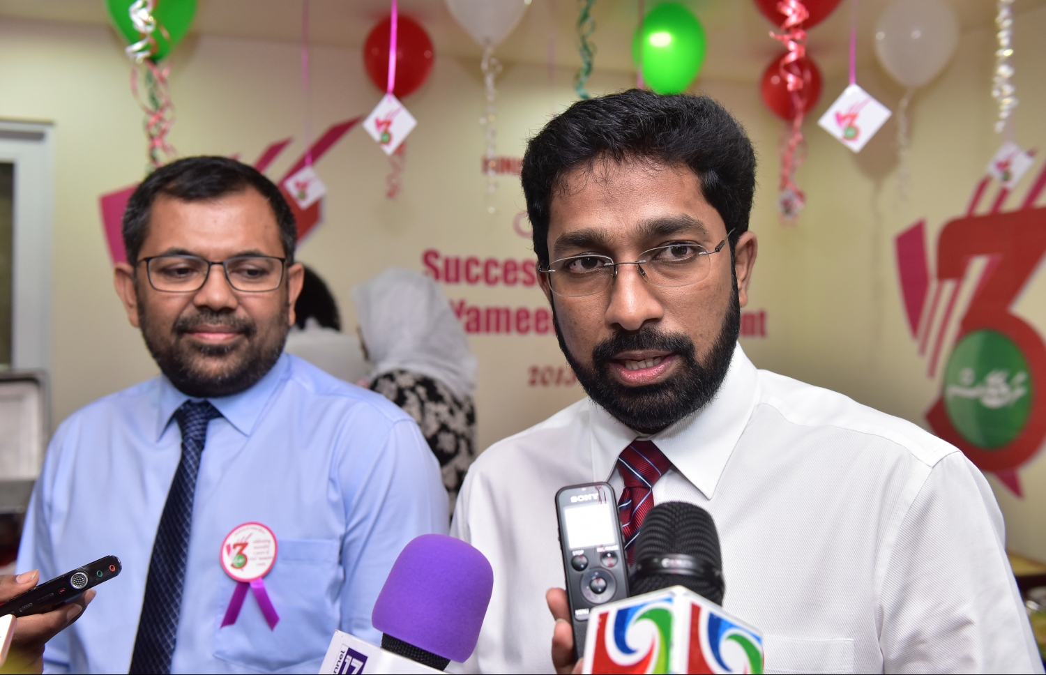 ހޯމް މިނިސްޓަރު އަޒްލީން ނޫސްވެރިންނާ ވާހަކަ ދައްކަވަނީ: ތިން އަހަރުގެ ތެރޭގައި ސަރުކާރުން ތަރައްގީ ހާސިލްކޮށް ނުދޭ ދާއިރާއެއް ނެތް ކަމަށް ވިދާޅުވި. --ފޮޓޯ: ނިޝާން އަލީ/ މިހާރު