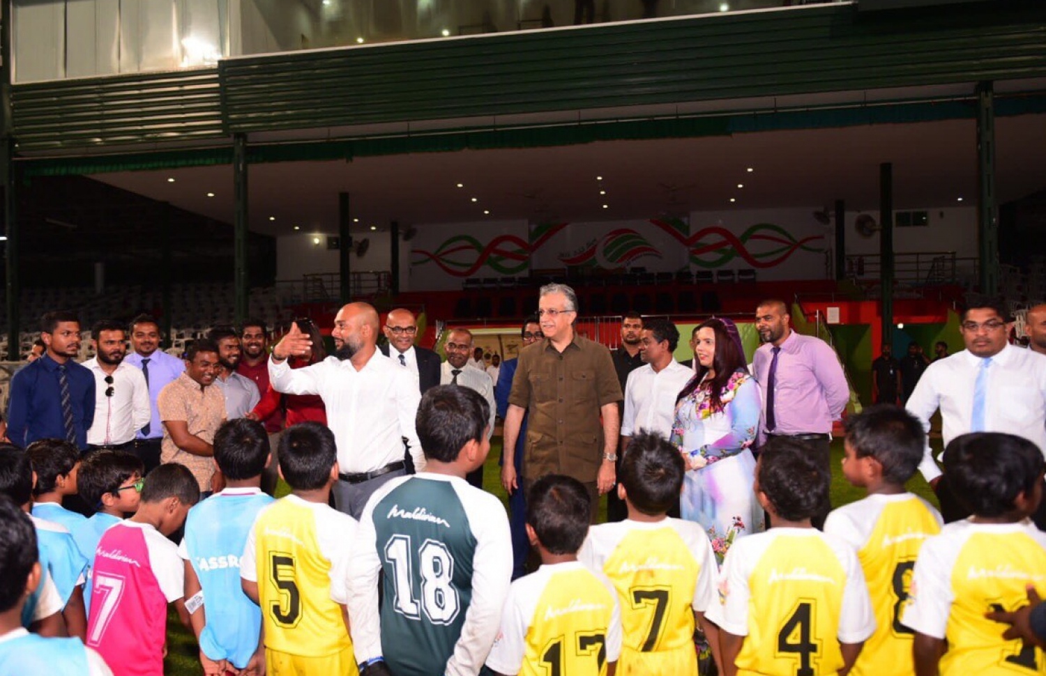 އޭއެފްސީގެ ރައީސް ޝެއިޚް ސަލްމާން ޔޫތު ޑިވެލޮޕްމަންޓުގައި ބައިވެރިވާ ޖޫނިއާ ކުޅުންތެރިންނާ އެކު. --ފޮޓޯ: ޔޫތު މިނިސްޓްރީ/ އަޝްހާދު އަބްދުﷲ