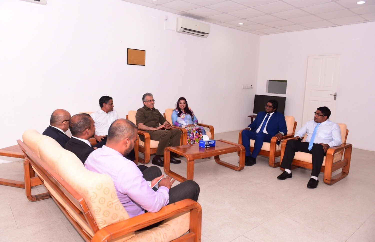 އޭއެފްސީގެ ރައީސް ޝެއިޚް ސަލްމާން ސްޕޯޓްސް ކޯޕަރޭޝަނުގެ ޗެއާމަން އިހުސާން (ވ) އާއި ސްޕޯޓްސް މިނިސްޓަރު އިރުތިޝާމްއާ އެކު. --ފޮޓޯ: ޔޫތު މިނިސްޓްރީ/ އަޝްހާދު އަބްދުﷲ