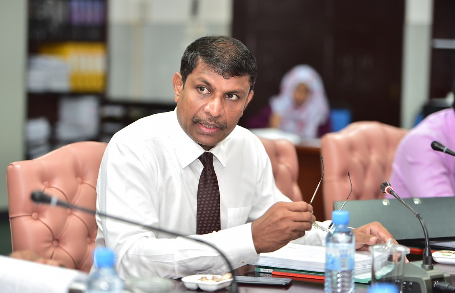 މިއަދު ބޭއްވި ރައްޔިތުންގެ މަޖިލީހުގެ މާލިއްޔަތު ކޮމިޓީގެ ބައްދަލުވުމުގައި ވިލުފުށީ ދާއިރާގެ މެމްބަރު ރިޔާޒް ރަޝީދު ވާހަކަ ދައްކަވަނީ.-- ފޮޓޯ: މުހައްމަދު ޝަރުހާން/ މިހާރު