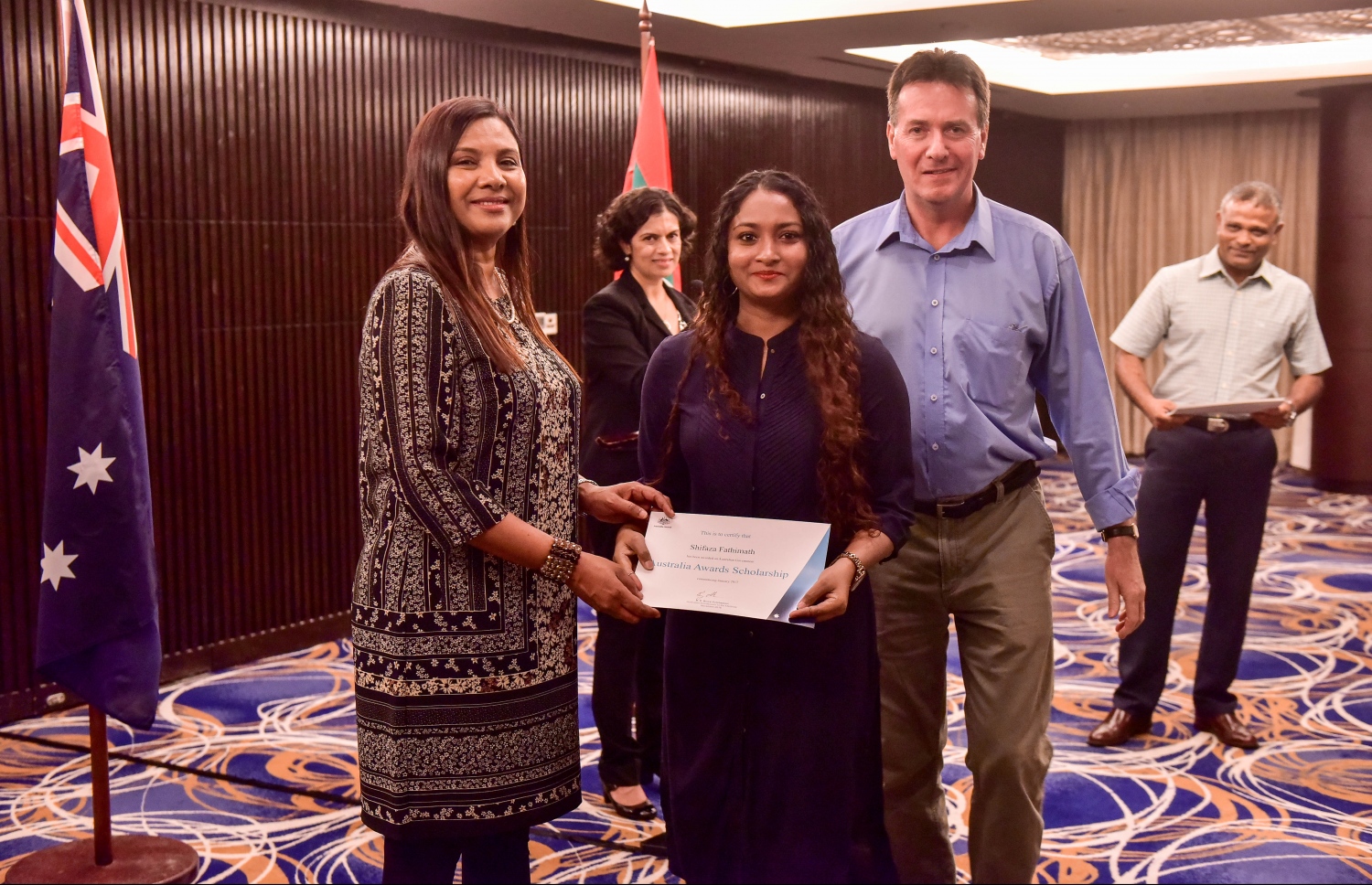 އޮސްޓްރޭލިއާ ސަރުކާރުން މިއަހަރު ރާއްޖެއަށް ދިން ސްކޮލަޝިޕްތަކުގެ ތެރެއިން އެ ފުރުސަތަށް ހޮވުނު ދަރިވަރަކަށް ލިޔުން ހަވާލުކޮށްދެއްވަނީ.-- ފޮޓޯ: ނިޝާން އަލީ/ މިހާރު