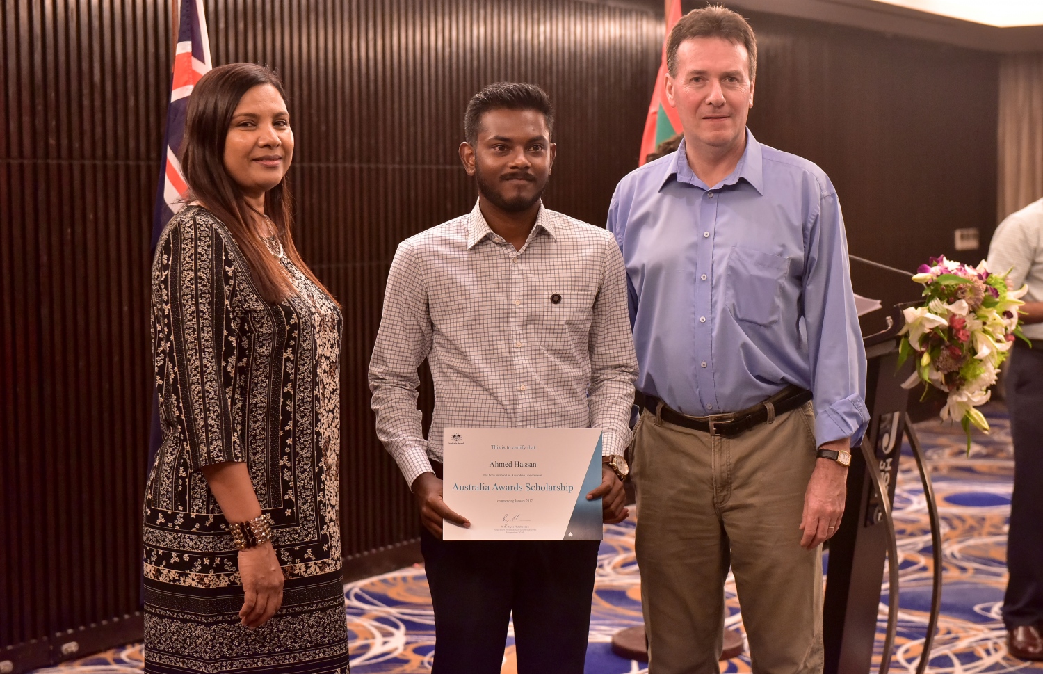 އޮސްޓްރޭލިއާ ސަރުކާރުން މި އަހަރު ރާއްޖެ އަށް ދިން ސްކޮލަޝިޕްތަކުގެ ތެރެއިން އެ ފުރުސަތަށް ހޮވުނު ދަރިވަރަކަށް ލިޔުން ހަވާލުކޮށްދެއްވަނީ.-- ފޮޓޯ: ނިޝާން އަލީ/ މިހާރު