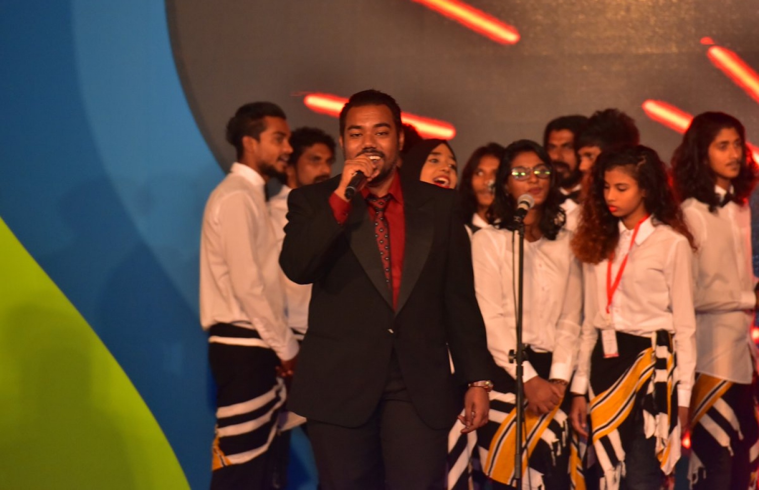 މި އަހަރުގެ ޒުވާނުންގެ ދުވަހުގެ މުނާސަބަތުގައި ދަރުބާރުގޭގައި މިރޭ ބޭއްވި ޖަލްސާގައި މުނިފޫހިފިލުވުމުގެ އައިޓަމެއް ހުށަހަޅަނީ.---ފޮޓޯ: ޔޫތު މިނިސްޓްރީ