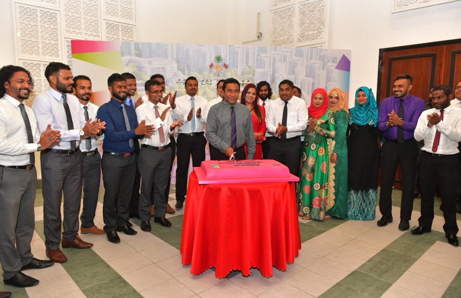 ރައީސް އަބްދުﷲ ޔާމީންގެ ސަރުކާރަށް ތިން އަހަރު ފުރުމާ ގުޅިގެން، ޔޫތު މިނިސްޓްރީގެ ފަރާތުން އެޅި ކޭކެއް، ޒުވާނުންގެ ދުވަހުގެ މުނާސަބަތުގައި މިރޭ ބޭއްވި ޖަލްސާގައި ރައީސް ޔާމީން ފަޅުއްވައި ދެއްވަނީ.---ފޮޓޯ: ޔޫތު މިނިސްޓްރީ