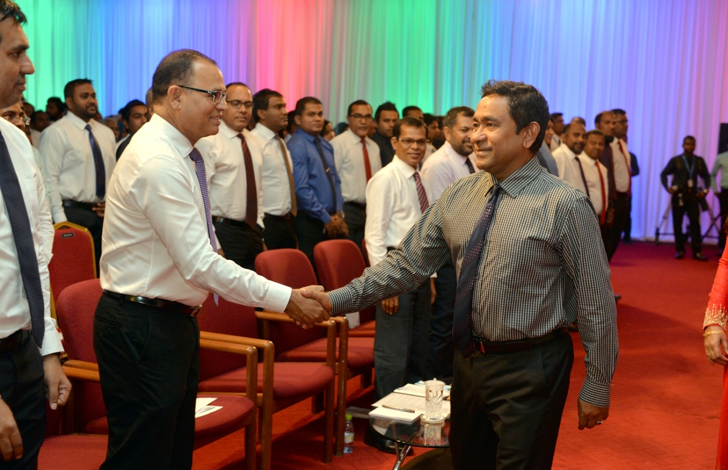 މާލެ: ނޮވެމްބަރު 23، 2016- މި އަހަރުގެ ޒުވާނުންގެ ދުވަހާ ގުޅިގެން ބޭއްވި ރަސްމީ ޖަލްސާގައި ރައީސް ޔާމީން، ޑިފެންސް މިނިސްޓަރު އާދަމް ޝަރީފްއާ ސަލާމް ކުރައްވަނީ.---ފޮޓޯ: ރައީސް އޮފީސް