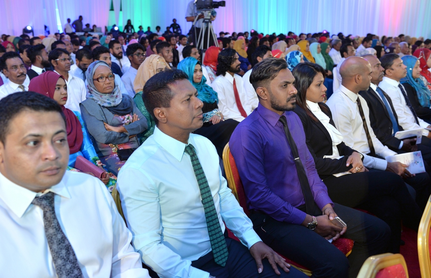 މާލެ: ނޮވެމްބަރު 23، 2016- މި އަހަރުގެ ޒުވާނުންގެ ދުވަހާ ގުޅިގެން ބޭއްވި ރަސްމީ ޖަލްސާގައި ބައެއް ބޭފުޅުން ބައިވެރިވެވަޑައިގަންނަވަނީ.---ފޮޓޯ: ރައީސް އޮފީސް