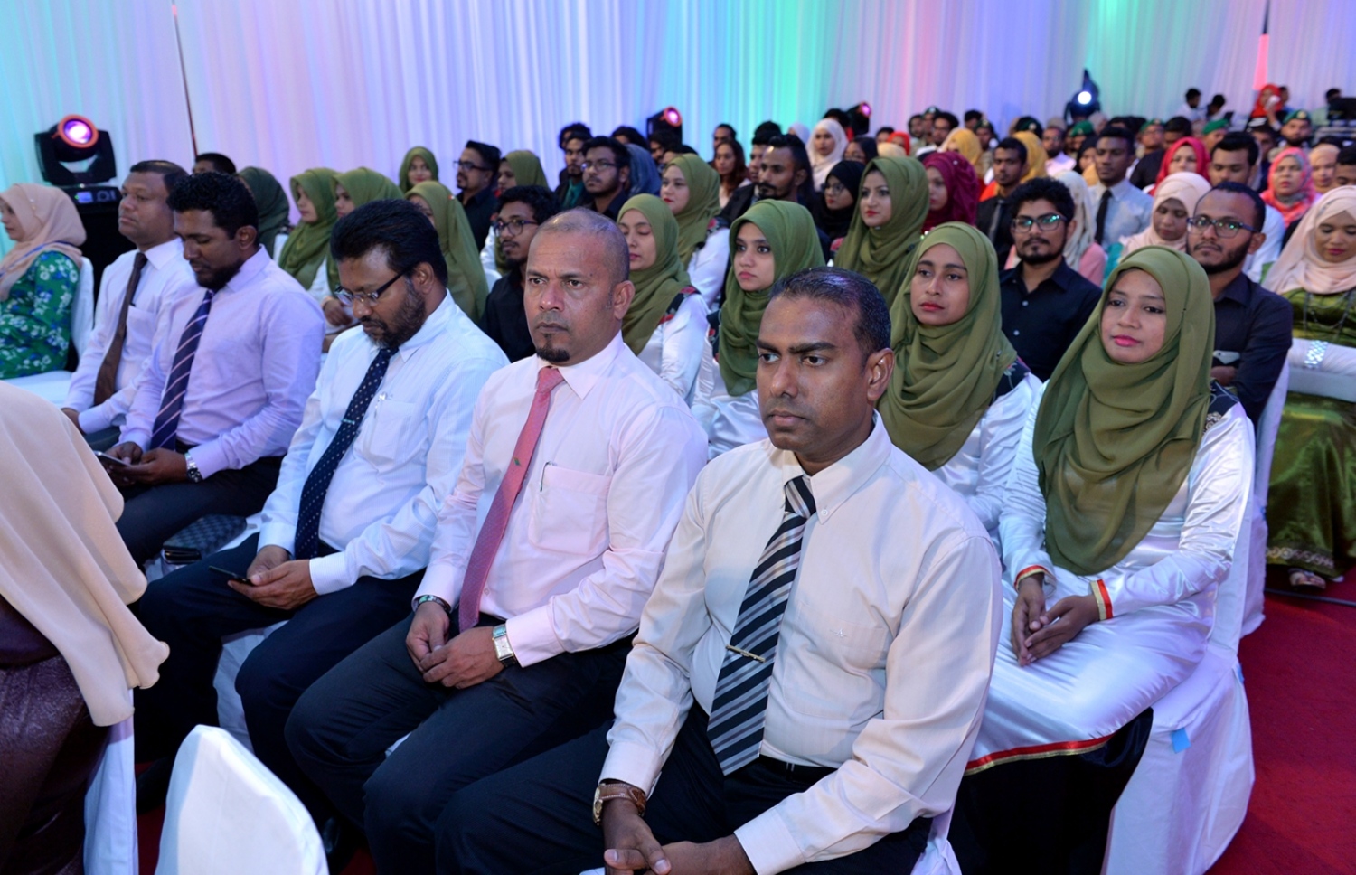 މާލެ: ނޮވެމްބަރު 23، 2016- މި އަހަރުގެ ޒުވާނުންގެ ދުވަހާ ގުޅިގެން ބޭއްވި ރަސްމީ ޖަލްސާގައި ބައެއް ބޭފުޅުން ބައިވެރިވެވަޑައިގަންނަވަނީ.---ފޮޓޯ: ރައީސް އޮފީސް