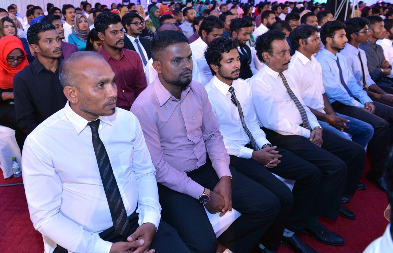 މާލެ: ނޮވެމްބަރު 23، 2016- މި އަހަރުގެ ޒުވާނުންގެ ދުވަހުގެ މުނާސަބަތުގައި ބޭއްވި ޖަލްސާގައި ބައެއް ބޭފުޅުން ބައިވެރިވެވަޑައިގަންނަވަނީ.---ފޮޓޯ: ރައީސް އޮފީސް