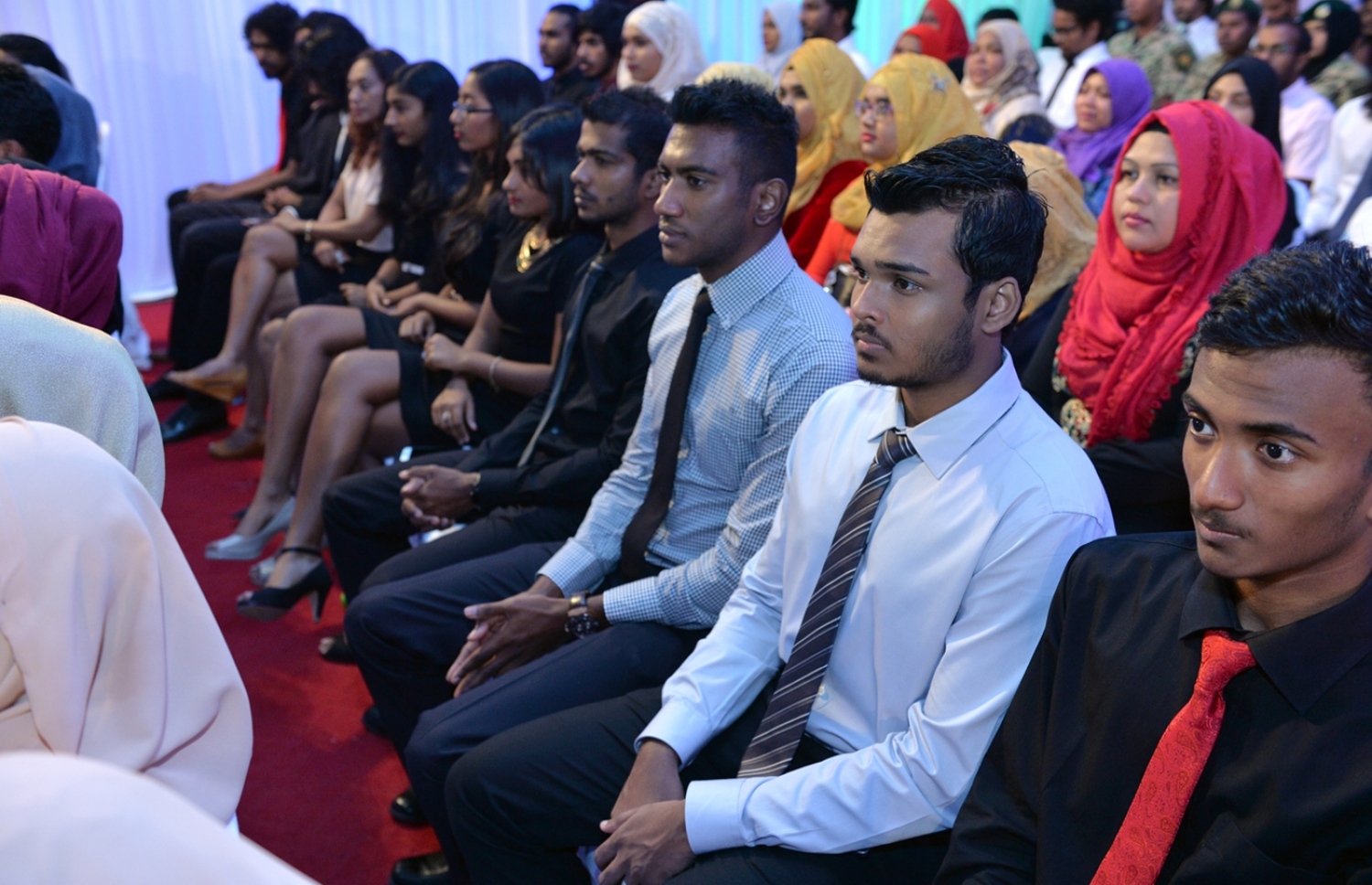 މާލެ: ނޮވެމްބަރު 23، 2016- މި އަހަރުގެ ޒުވާނުންގެ ދުވަހާ ގުޅިގެން ބޭއްވި ރަސްމީ ޖަލްސާގައި ބައެއް ޒުވާނުން ބައިވެރިވަނީ.---ފޮޓޯ: ރައީސް އޮފީސް