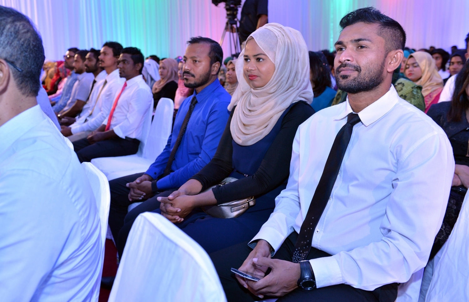 މާލެ: ނޮވެމްބަރު 23، 2016- މި އަހަރުގެ ޒުވާނުންގެ ދުވަހާ ގުޅިގެން ބޭއްވި ރަސްމީ ޖަލްސާގައި ބައެއް ޒުވާނުން ބައިވެރިވަނީ.---ފޮޓޯ: ރައީސް އޮފީސް