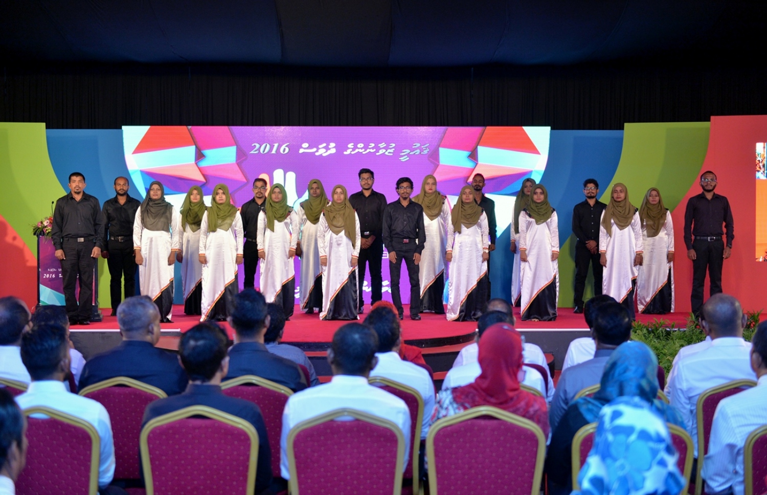 މާލެ: ނޮވެމްބަރު 23، 2016- މި އަހަރުގެ ޒުވާނުންގެ ދުވަހާ ގުޅިގެން ބޭއްވި ރަސްމީ ޖަލްސާގައި މުނިފޫހިފިލުވުމުގެ އައިޓަމެއް ހުށަހަޅަނީ.---ފޮޓޯ: ރައީސް އޮފީސް