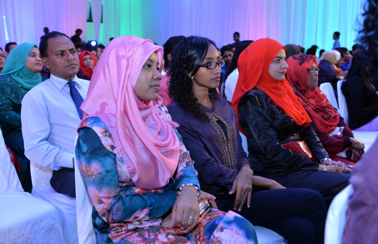 މާލެ: ނޮވެމްބަރު 23، 2016- މި އަހަރުގެ ޒުވާނުންގެ ދުވަހާ ގުޅިގެން ބޭއްވި ރަސްމީ ޖަލްސާގައި ބައެއް މީހުން ބައިވެރިވަނީ.---ފޮޓޯ: ރައީސް އޮފީސް