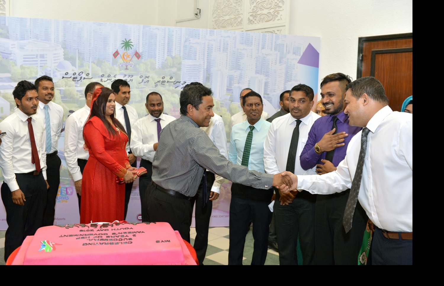 މާލެ: ނޮވެމްބަރު 23، 2016- ރައީސް އަބްދުﷲ ޔާމީންގެ ސަރުކާރަށް ތިން އަހަރު ފުރުމާ ގުޅިގެން ޔޫތު މިނިސްޓްރީގެ ފަރާތުން އެޅި ކޭކް، މި އަހަރުގެ ޒުވާނުންގެ ދުވަހުގެ މުނާސަބަތުގައި ދަރުބާރުގޭގައި ބޭއްވި ރަސްމީ ޖަލްސާ އަށް ފަހު ރައީސް ޔާމީން ފަޅުއްވައި ދެއްވައި ބައެއް ބޭފުޅުންނާ ސަލާމް ކުރައްވަނީ.---ފޮޓޯ: ރައީސް އޮފީސް