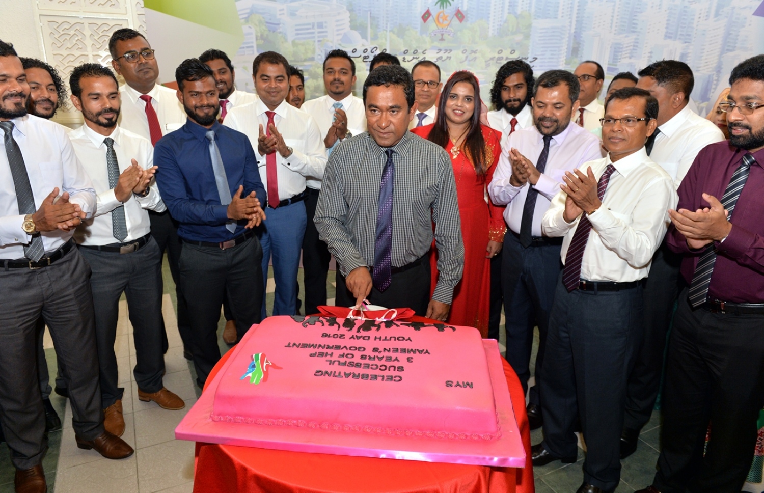 މާލެ: ނޮވެމްބަރު 23، 2016- ރައީސް އަބްދުﷲ ޔާމީންގެ ސަރުކާރަށް ތިން އަހަރު ފުރުމާ ގުޅިގެން ޔޫތު މިނިސްޓްރީގެ ފަރާތުން އެޅި ކޭކް، މި އަހަރުގެ ޒުވާނުންގެ ދުވަހުގެ މުނާސަބަތުގައި ދަރުބާރުގޭގައި ބޭއްވި ރަސްމީ ޖަލްސާ އަށް ފަހު ރައީސް ޔާމީން ފަޅުއްވައި ދެއްވަނީ.---ފޮޓޯ: ރައީސް އޮފީސް