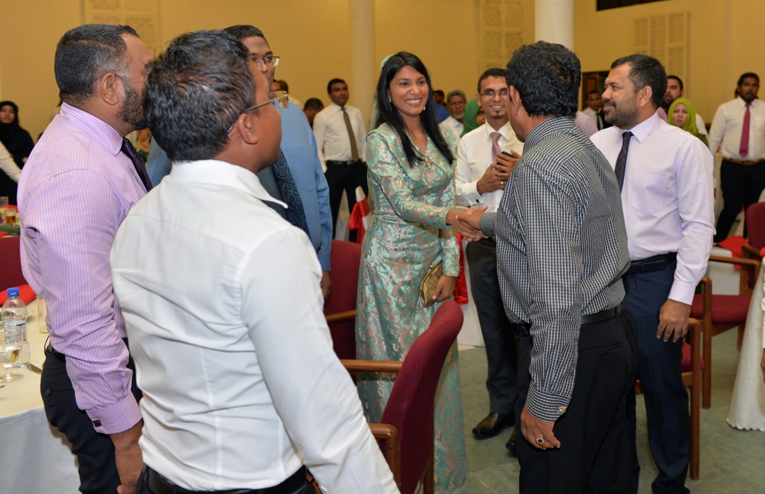 މާލެ: ނޮވެމްބަރު 23، 2016- މި އަހަރުގެ ޒުވާނުންގެ ދުވަހުގެ މުނާސަބަތުގައި ބޭއްވި ރަސްމީ ޖަލްސާ އަށް ފަހު، ރައީސް ޔާމީން ބައެއް ބޭފުޅުންނާ ސަލާމް ކުރައްވަނީ.---ފޮޓޯ: ރައީސް އޮފީސް