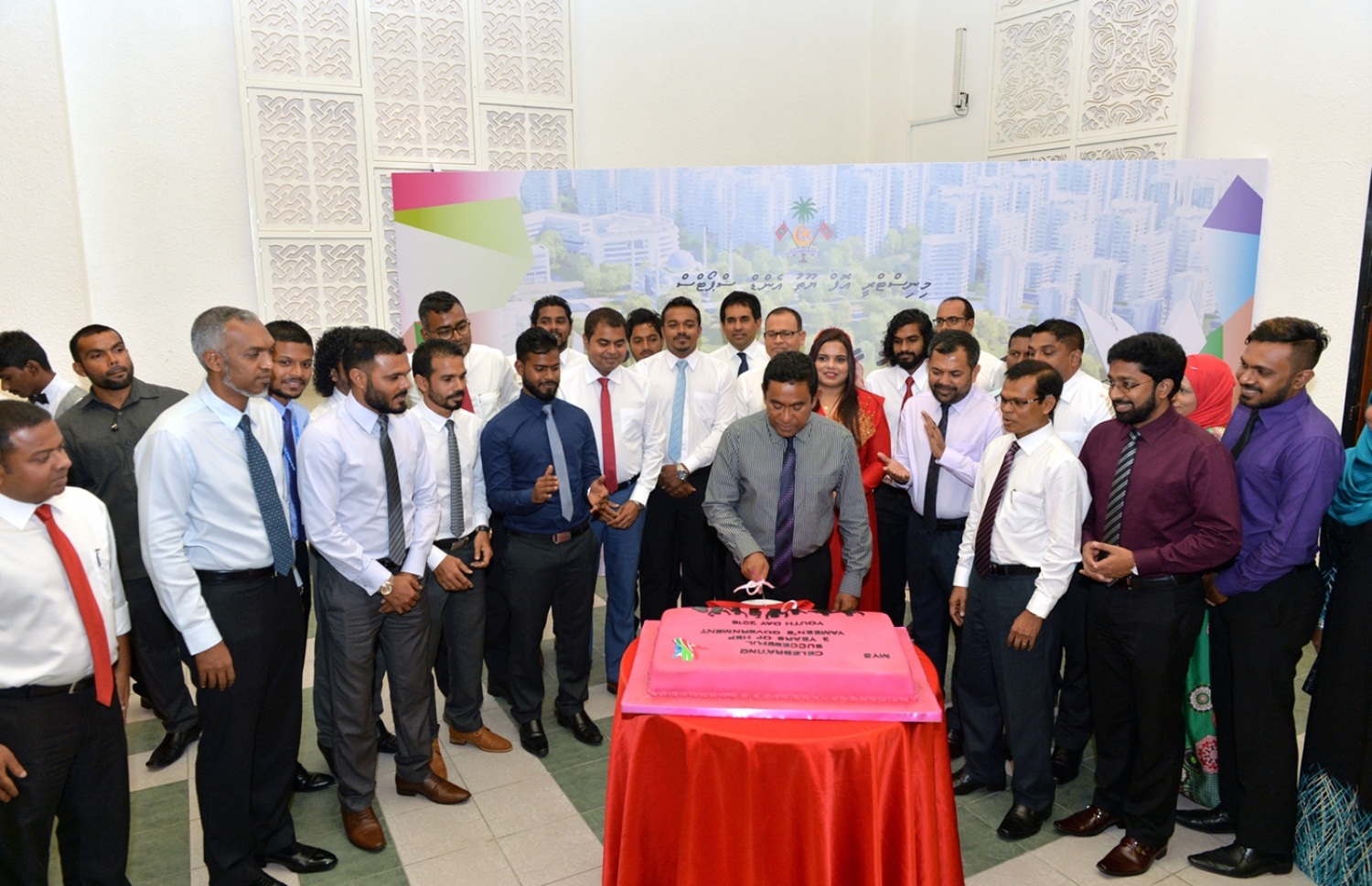 މާލެ: ނޮވެމްބަރު 23، 2016- ރައީސް އަބްދުﷲ ޔާމީންގެ ސަރުކާރަށް ތިން އަހަރު ފުރުމާ ގުޅިގެން ޔޫތު މިނިސްޓްރީގެ ފަރާތުން އެޅި ކޭކް، މި އަހަރުގެ ޒުވާނުންގެ ދުވަހުގެ މުނާސަބަތުގައި ދަރުބާރުގޭގައި ބޭއްވި ރަސްމީ ޖަލްސާ އަށް ފަހު ރައީސް ޔާމީން ފަޅުއްވައި ދެއްވަނީ.---ފޮޓޯ: ރައީސް އޮފީސް