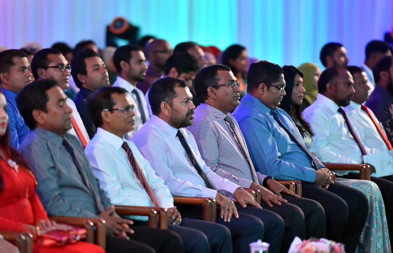 މާލެ: ނޮވެމްބަރު 23، 2016: މި އަހަރުގެ ޒުވާނުންގެ ދުވަހުގެ މުނާސަބަތުގައި ބޭއްވި ރަސްމީ ޖަލްސާގައި ރައީސް ޔާމީނާއި ޒުވާނުންނާ ބެހޭ މިނިސްޓަރު އިރުތިޝާމް އާދަމް އަދި ސަރުކާރުގެ ބައެއް އިސްވެރިން ބައިވެރިވެވަޑައިގަންނަވަނީ.---ފޮޓޯ: ރައީސް އޮފީސް