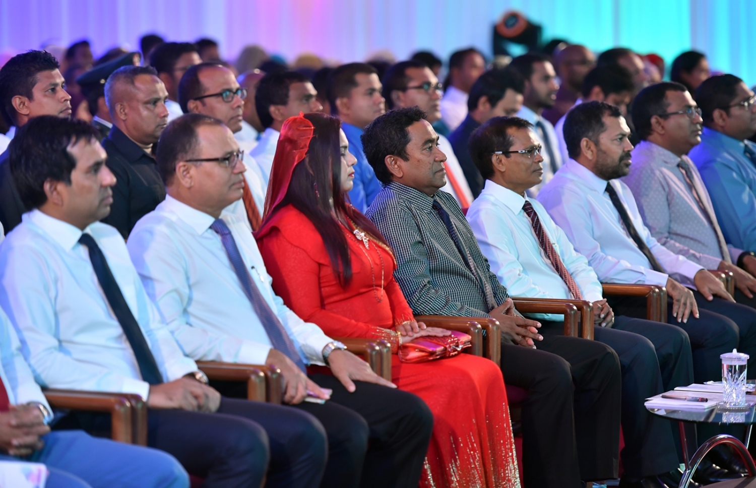 މާލެ: ނޮވެމްބަރު 23، 2016: މި އަހަރުގެ ޒުވާނުންގެ ދުވަހުގެ މުނާސަބަތުގައި ބޭއްވި ރަސްމީ ޖަލްސާގައި ރައީސް ޔާމީނާއި ޒުވާނުންނާ ބެހޭ މިނިސްޓަރު އިރުތިޝާމް އާދަމް އަދި ސަރުކާރުގެ ބައެއް އިސްވެރިން ބައިވެރިވެވަޑައިގަންނަވަނީ.---ފޮޓޯ: ރައީސް އޮފީސް