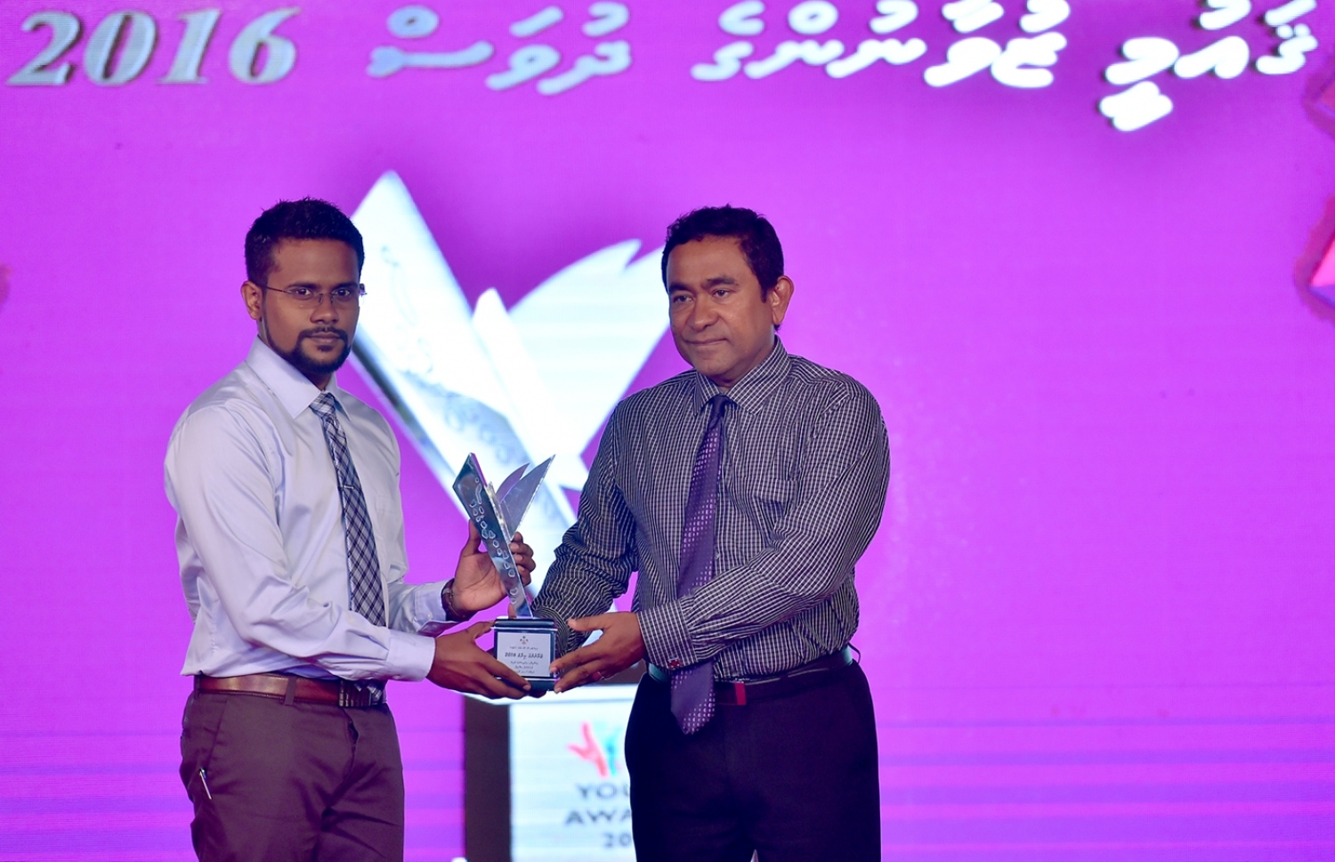 މާލެ: ނޮވެމްބަރު 23، 2016- މި އަހަރުގެ ޒުވާނުންގެ އިނާމު ރައީސް އަބްދުﷲ ޔާމީން ބޭފުޅަކަށް ދެއްވަނީ.---ފޮޓޯ: ރައީސް އޮފީސް