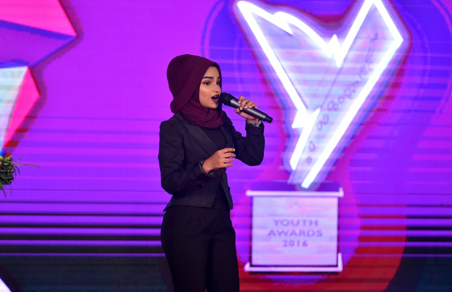 މާލެ: ނޮވެމްބަރު 23، 2016- މި އަހަރުގެ ޒުވާނުންގެ ދުވަހުގެ މުނާސަބަތުގައި ދަރުބާރުގޭގައި ބޭއްވި ރަސްމީ ޖަލްސާގައި، ދުވަހާ ގުޅޭ ލަވައެއް ހުށަހަޅަނީ.---ފޮޓޯ: ރައީސް އޮފީސް