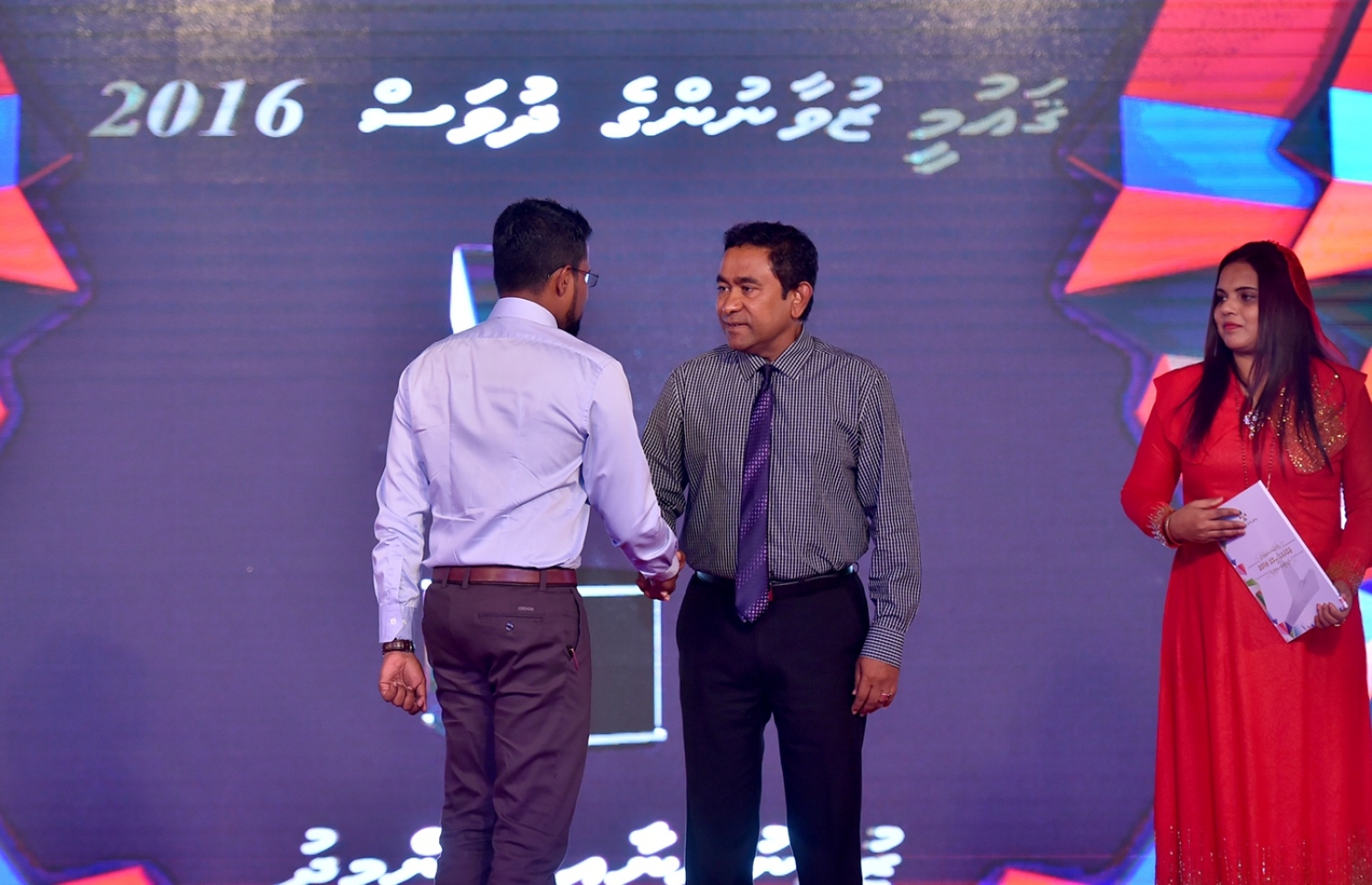 މާލެ: ނޮވެމްބަރު 23، 2016- މި އަހަރުގެ ޒުވާނުންގެ އިނާމު ރައީސް އަބްދުﷲ ޔާމީން ބޭފުޅަކަށް ދެއްވަނީ.---ފޮޓޯ: ރައީސް އޮފީސް