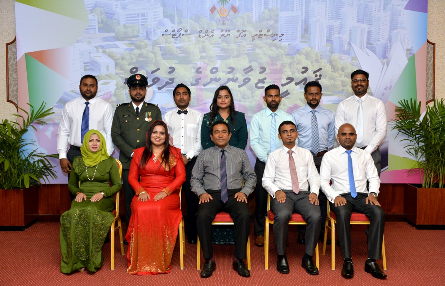 މާލެ: ނޮވެމްބަރު 23، 2016- މި އަހަރުގެ ޒުވާނުންގެ އިނާމު ހާސިލް ކުރެއްވި ބޭފުޅުން، ރައީސް ޔާމީން އަދި ޔޫތު މިނިސްޓަރު އިރުތިޝާމާއެކު ފޮޓޯއެއް ނަންގަވަނީ.---ފޮޓޯ: ރައީސް އޮފީސް