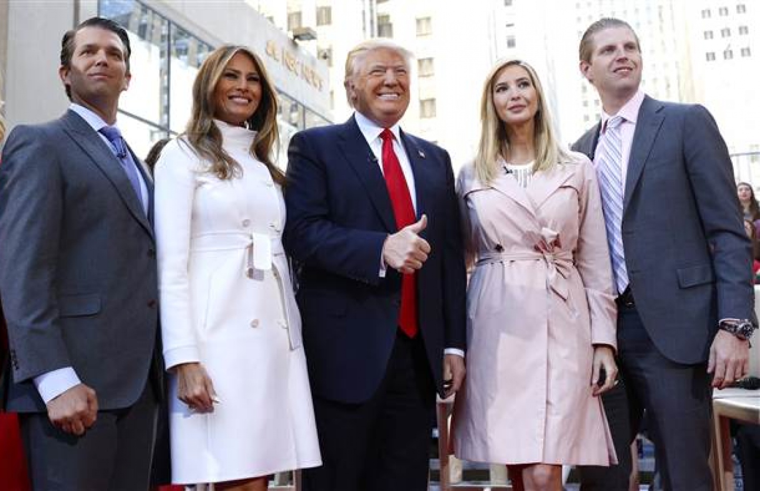 ޑޮނަލްޑް ޓްރަމްޕް (މ) އާއިލާގެ ބައެއް މެންބަރުންނާ އެކު.