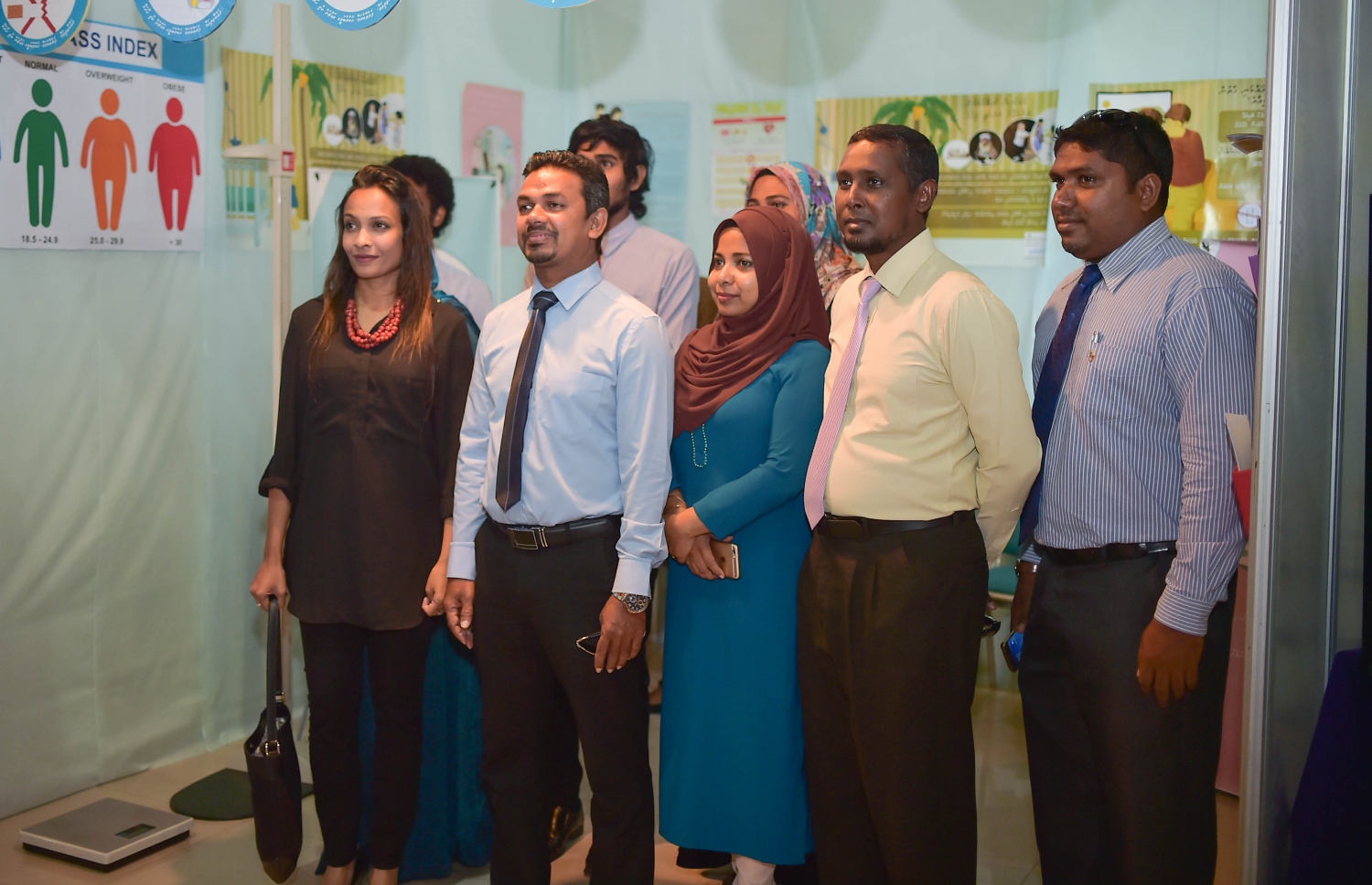 އެމްވީ މެޑިކަލް އިން ބާއްވާ ހެލްތު އެކްސްޕޯގެ ސްޓޯލެއްގައި ހެލްތް މިނިސްޓްރީގެ އިސް ބައެއް ބޭފުޅުން،-- ފޮޓޯ: މުހައްމަދު ޝަރުހާން/ މިހާރު