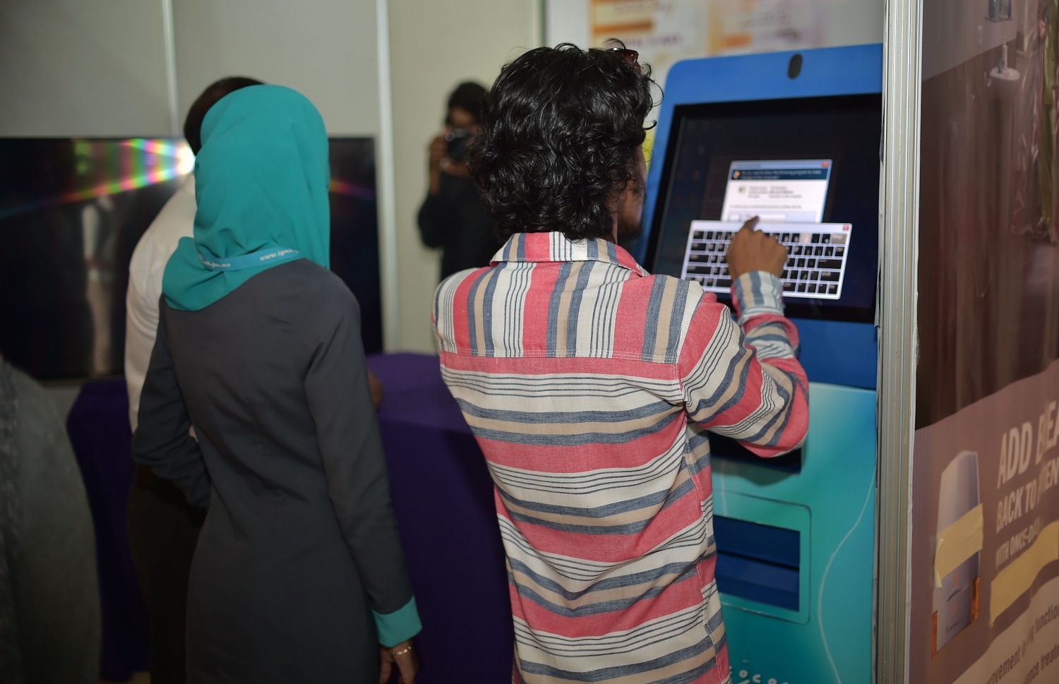 އެމްވީ މެޑިކަލް އިން ބާއްވާ އެކްސްޕޯގެ ސްޓޯލެއްގައި މީހަކު ހަރަކާތްތެރިވަނީ،-- ފޮޓޯ: މުހައްމަދު ޝަރުހާން/ މިހާރު