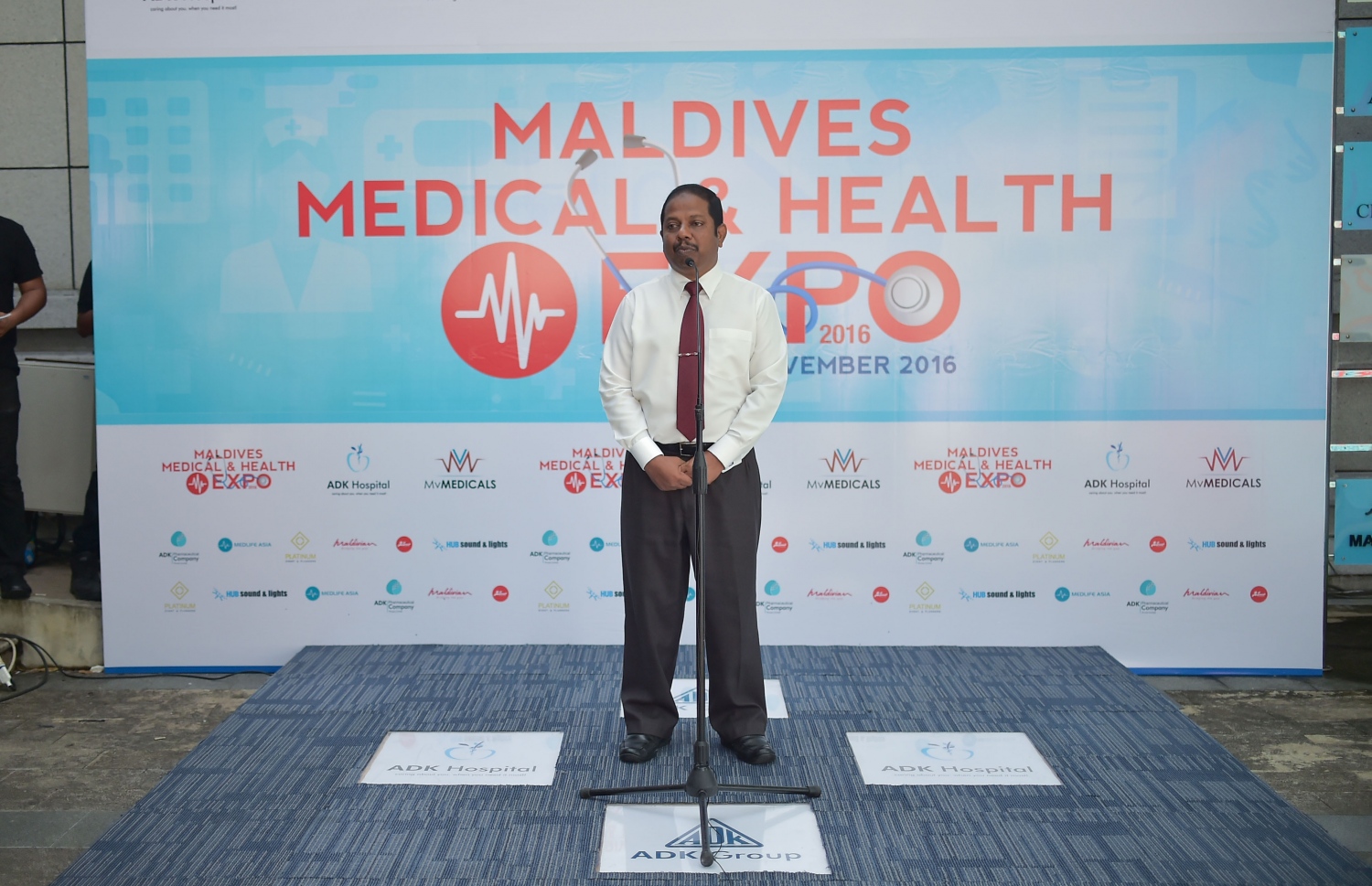 އެމްވީ މެޑިކަލް އިން ބާއްވާ ހެލްތް އެކްސްޕޯ ފެށުމުގެ ރަސްމިއްޔާތުގައި ހެލްތް މިނިސްޓްރީގެ ސްޓޭޓް މިނިސްޓަރު ޑރ. މުހައްމަދު ހަބީބު ވާހަކަދައްކަވަނީ.-- ފޮޓޯ: މުހައްމަދު ޝަރުހާން/ މިހާރު