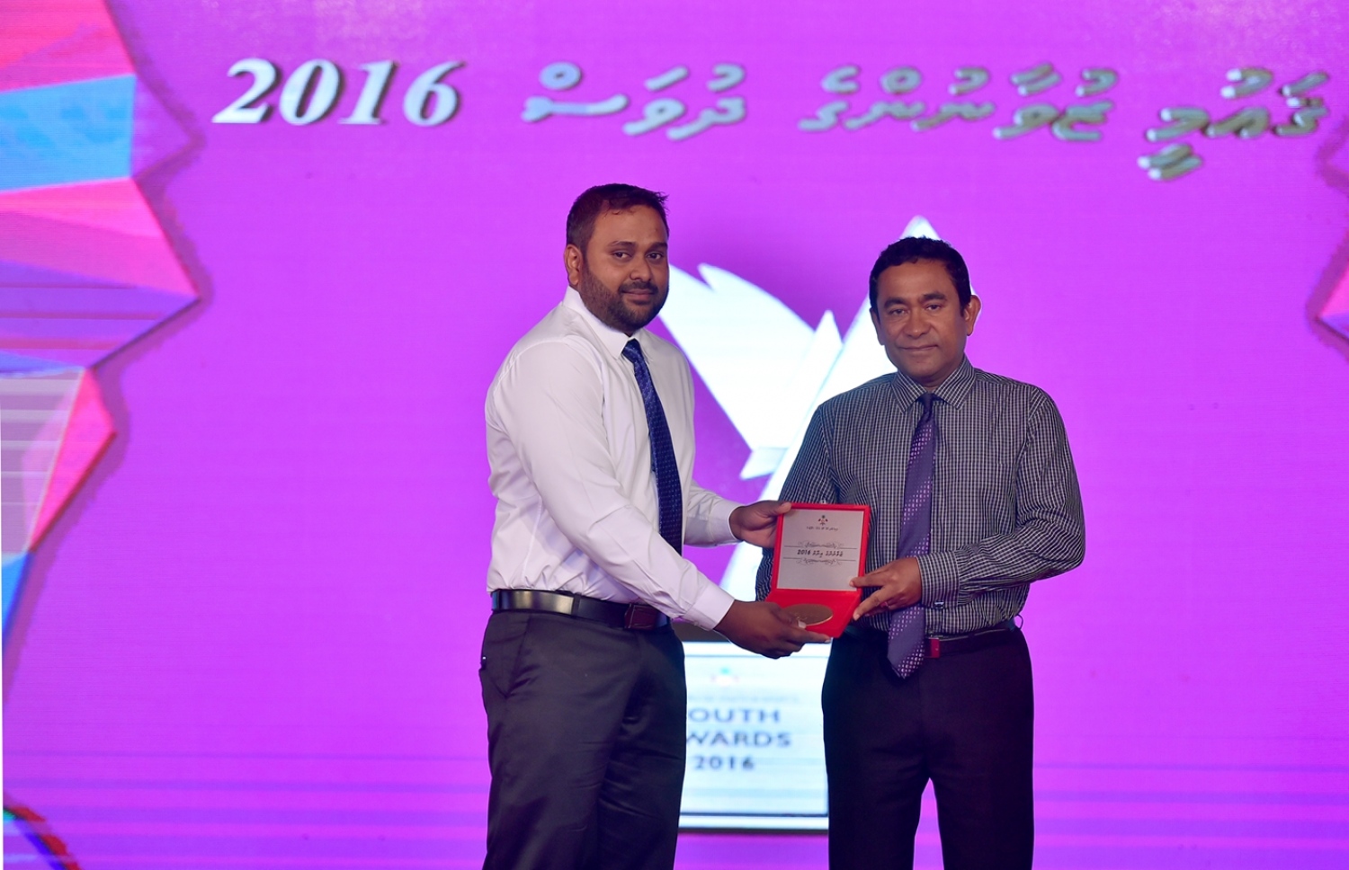 މާލެ: ނޮވެމްބަރު 23، 2016- މަސްތުވާތަކެއްޗާ ދެކޮޅަށް މަސައްކަތްކުރުމުގެ ދާއިރާ އިން މި އަހަރުގެ ޒުވާނުންގެ އިނާމު އަހުމަދު ވަނޫދަށް، ރައީސް އަބްދުﷲ ޔާމީން ދެއްވަނީ.---ފޮޓޯ: ރައީސް އޮފީސް